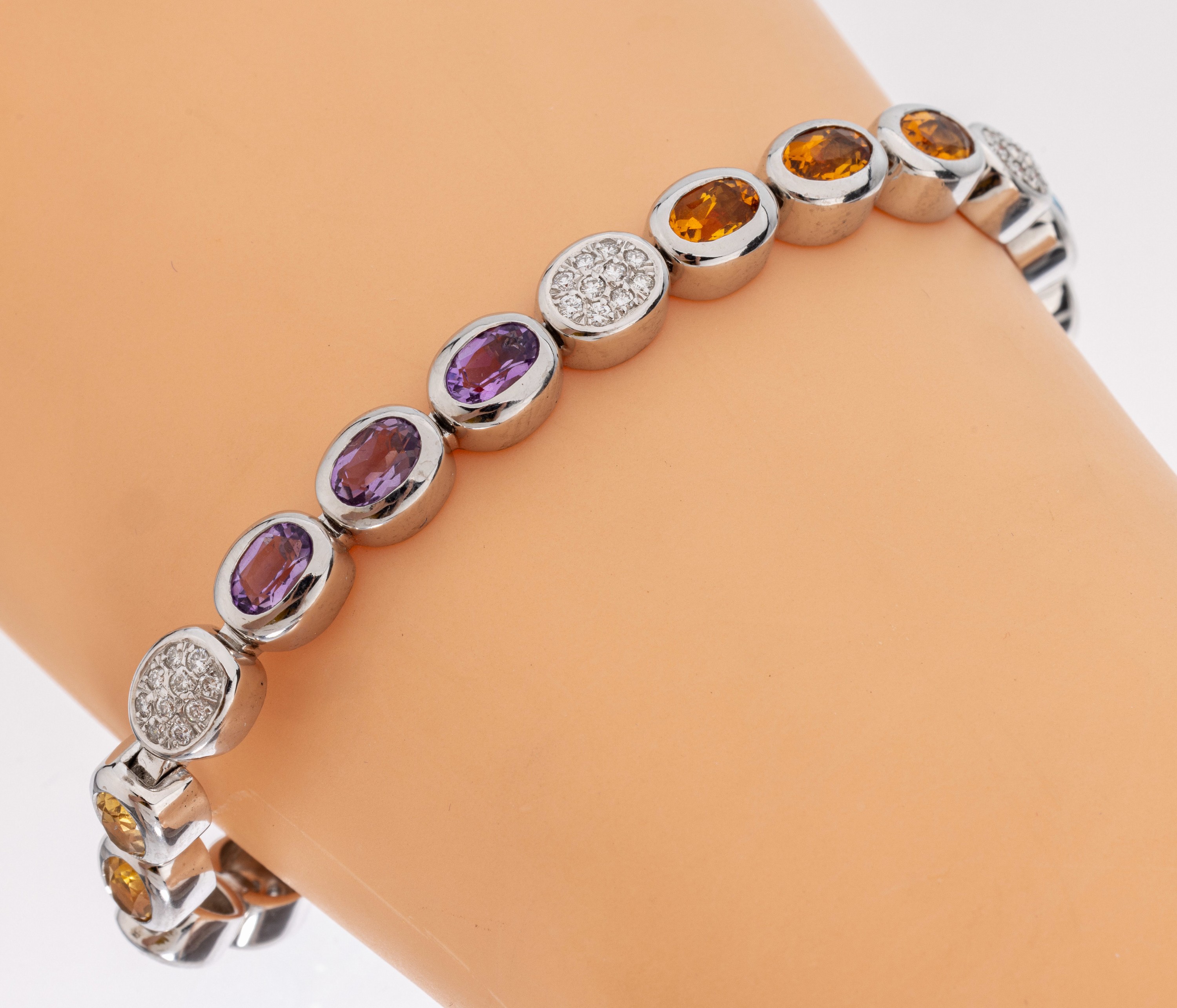 Massives 18 kt Gold Saphir-Brillant-Armband, WG 750/000, 17 rundfacett. Saphire in versch. Farben zus. ca. 15.0 ct, 60 Brillantenzus. ca. 0.70 ct ...