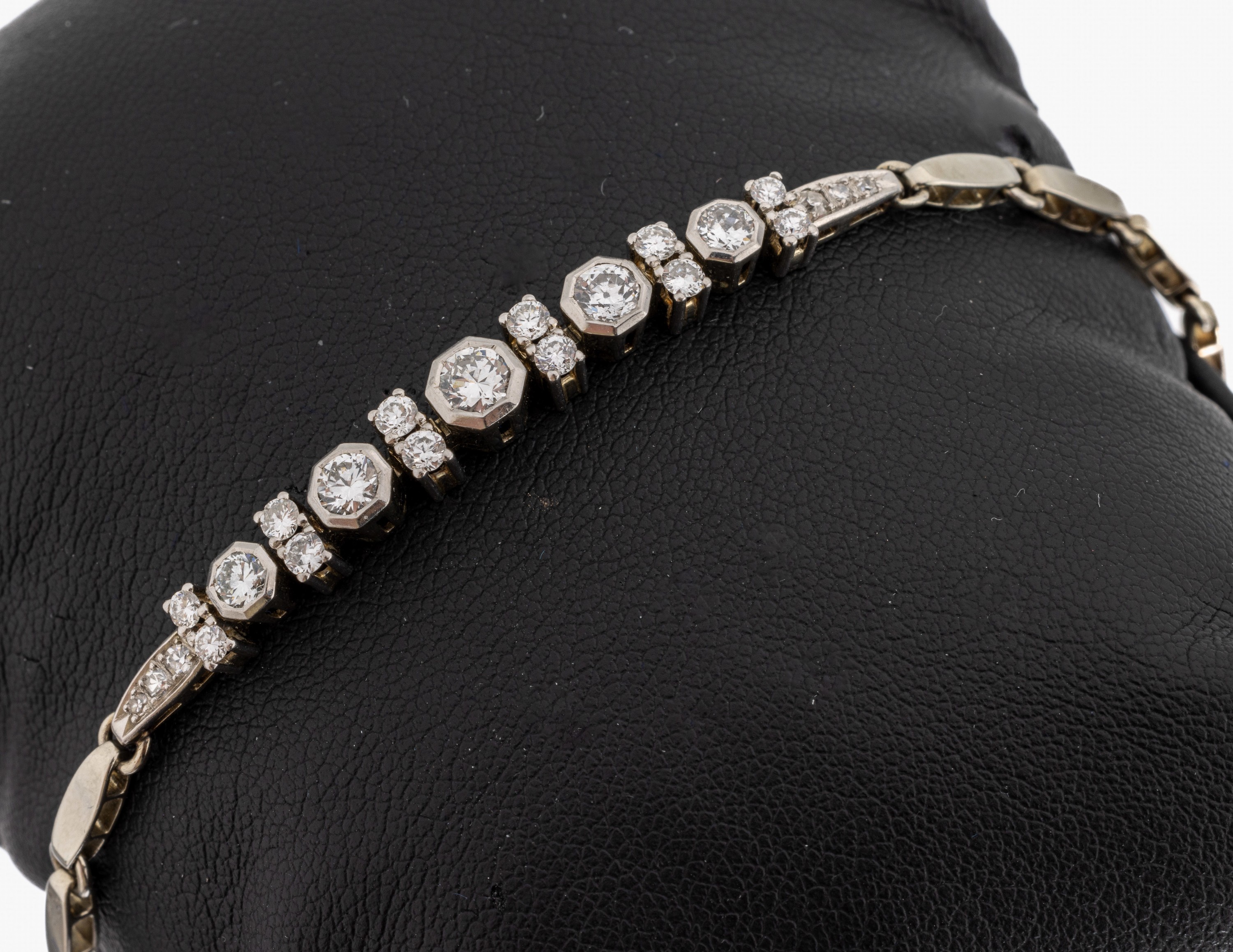 18 kt Gold Diamant-Armband, 1940er Jahre, WG 750/000, 23 Diamanten zus. ca. 1.20 ct get.Weiß/si-p 1, Rhodinierung sollte aufgefrischt werden, L. ...