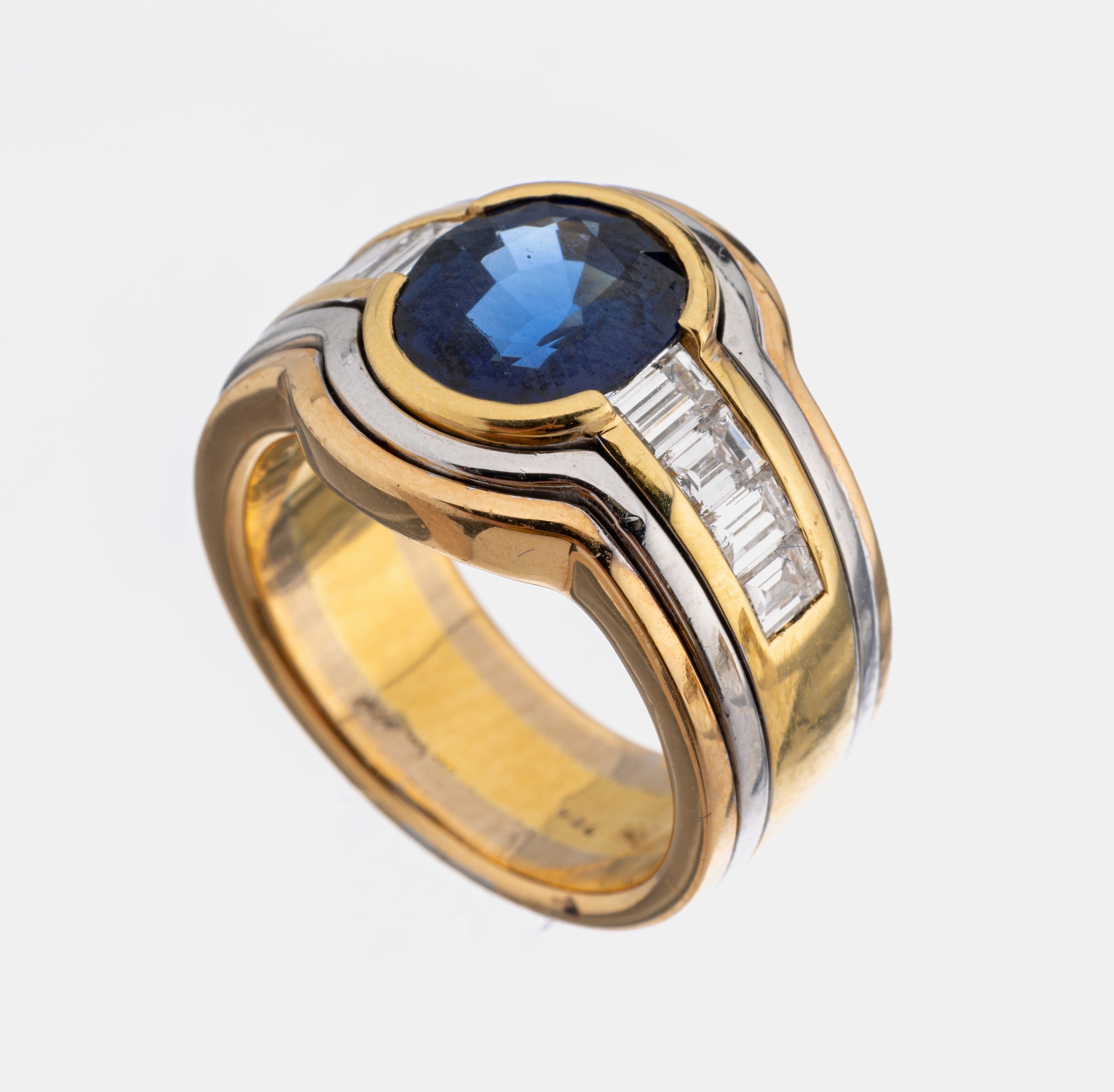 18 kt Gold Saphir-Diamant-Ring, GG/WG 750/000, ovalfacett. Saphir von guter Farbe ca. 3.14 ct, 8 Diamantbaguettes zus. ca. 0.92 ct Weiß/si, RW 53, ...