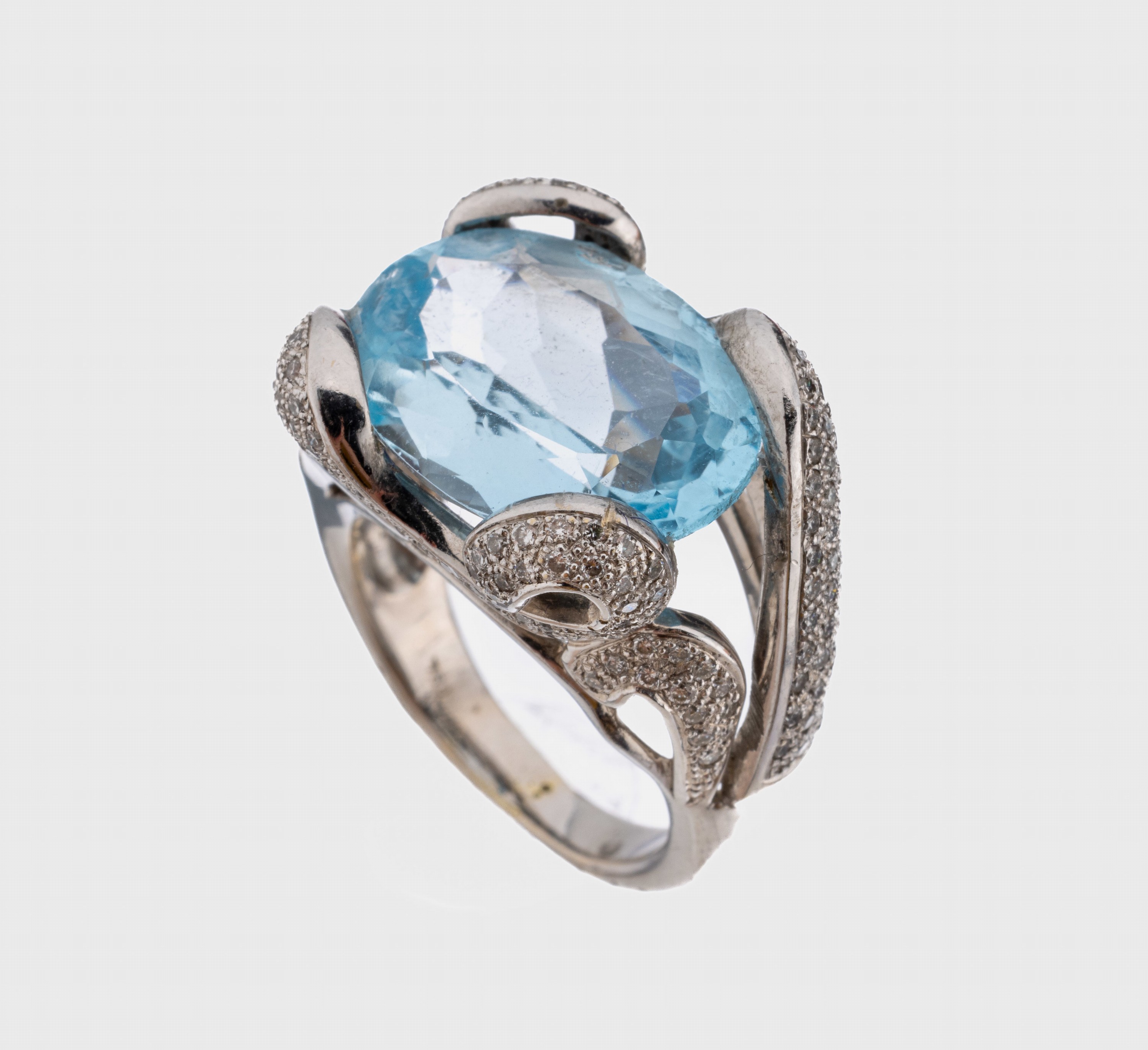 18 kt Gold Topas-Diamant-Ring, WG 750/000, ovalfacett. Topas (beh.) ca. 10.0 ct, 8/8- Diamanten zus. ca. 0.60 ct Weiß/si, ausgefallener Entwurf, ...