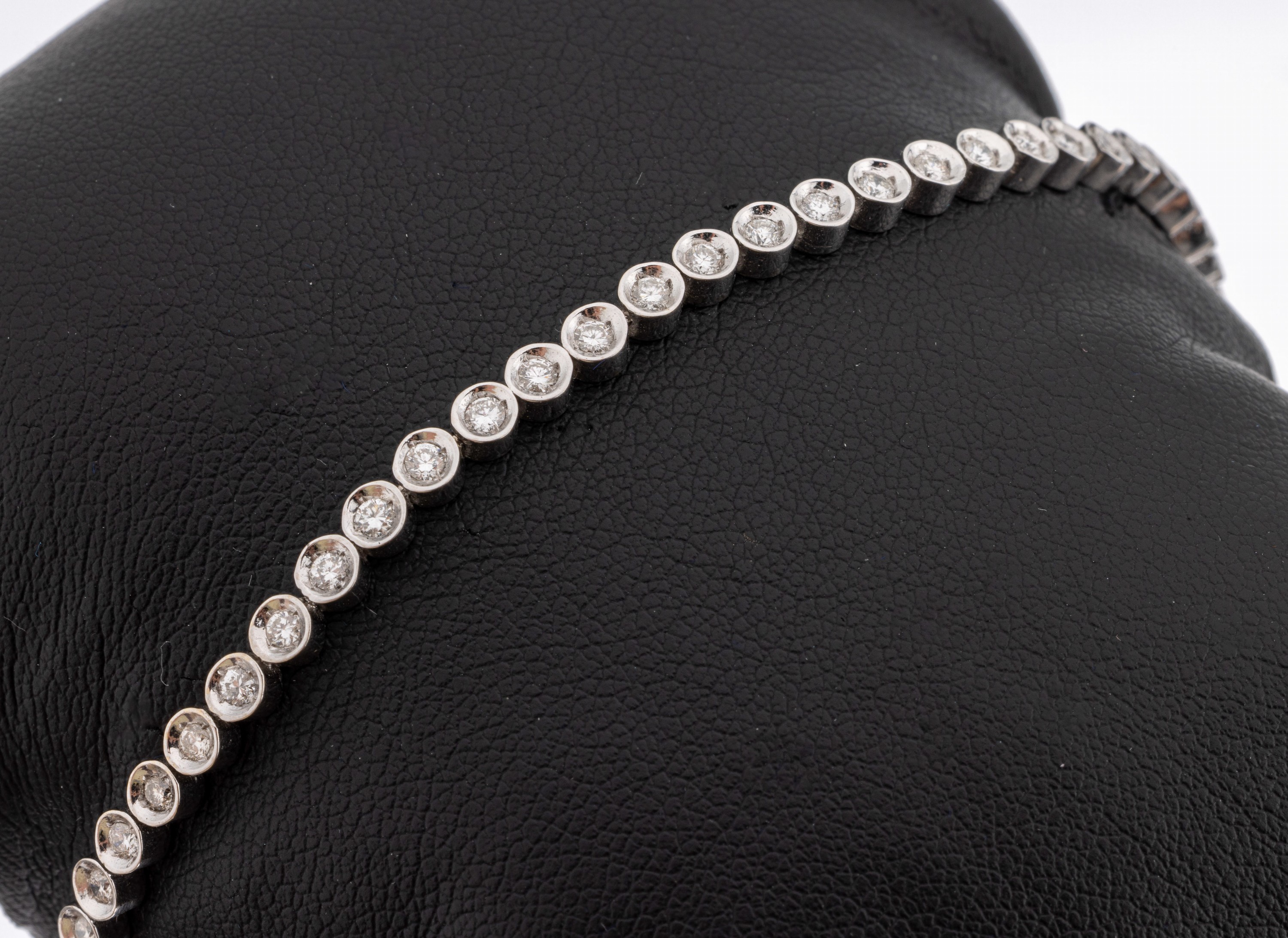 18 kt Gold Brillant-Linienarmband , WG 750/000, Brillanten zus. ca. 1.60 ct Weiß/si, L. ca. 19 cm, ca. 11.7 g, Kastenschloß mit Sicherheitsacht