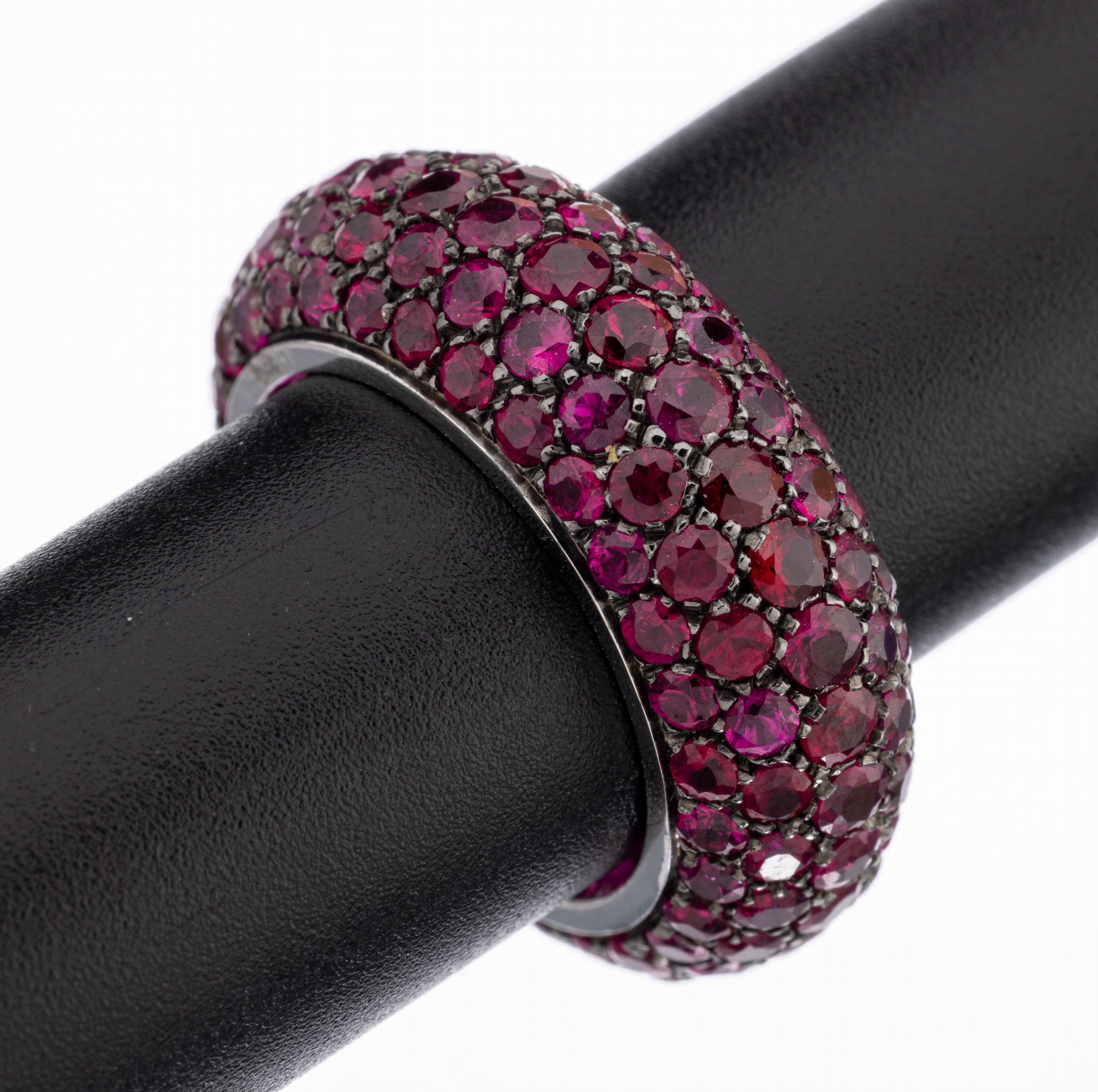 18 kt Gold Rubin-Memoryring, WG 750/000, rundfacett. Rubine mehrreihig zus. ca. 8.80 ct, ca. 7.9 g, RW 54