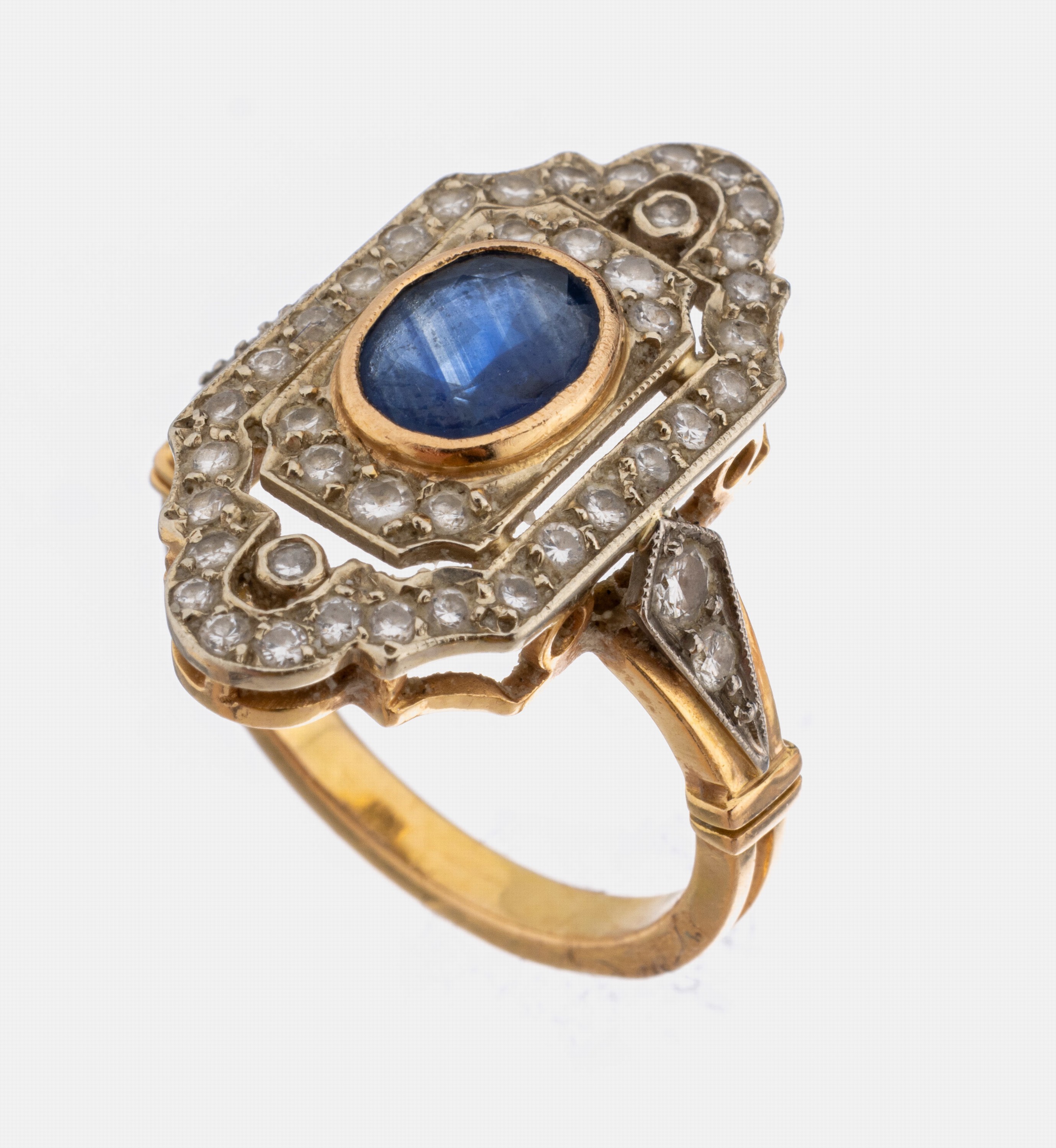 18 kt Gold Saphir-Brillant-Ring, GG/WG 750/000, Frankreich, im Stil des Art Deco, mittig ovalfacett. Saphir ca. 1.0 ct, 42 Brillanten zus. ca. 0.60 ...