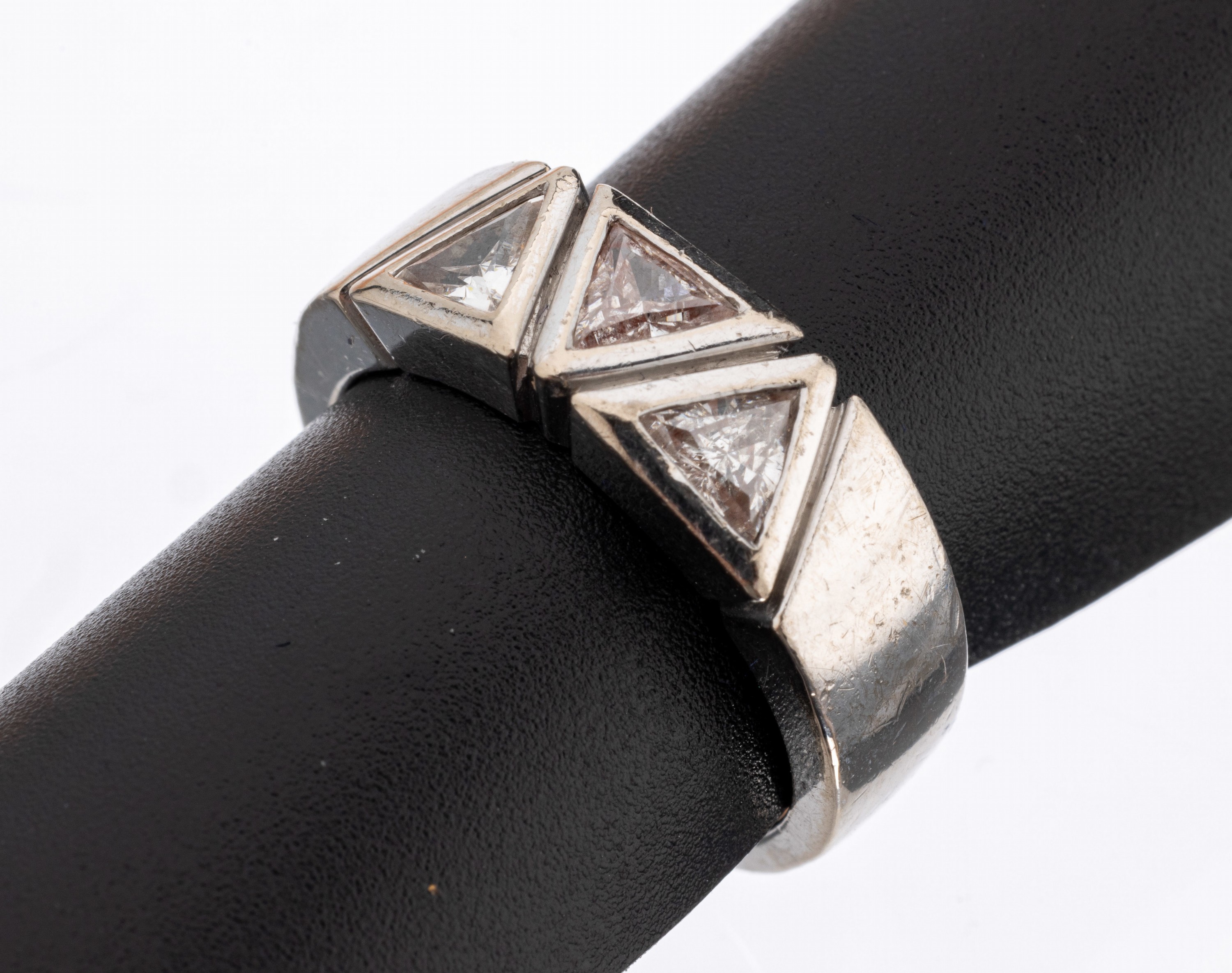 18 kt Gold Diamant-Ring, WG 750/000, 3 Diamant-Triangel zus. ca. 0.60 ct Weiß/si, RW 54, ca. 10.7 g