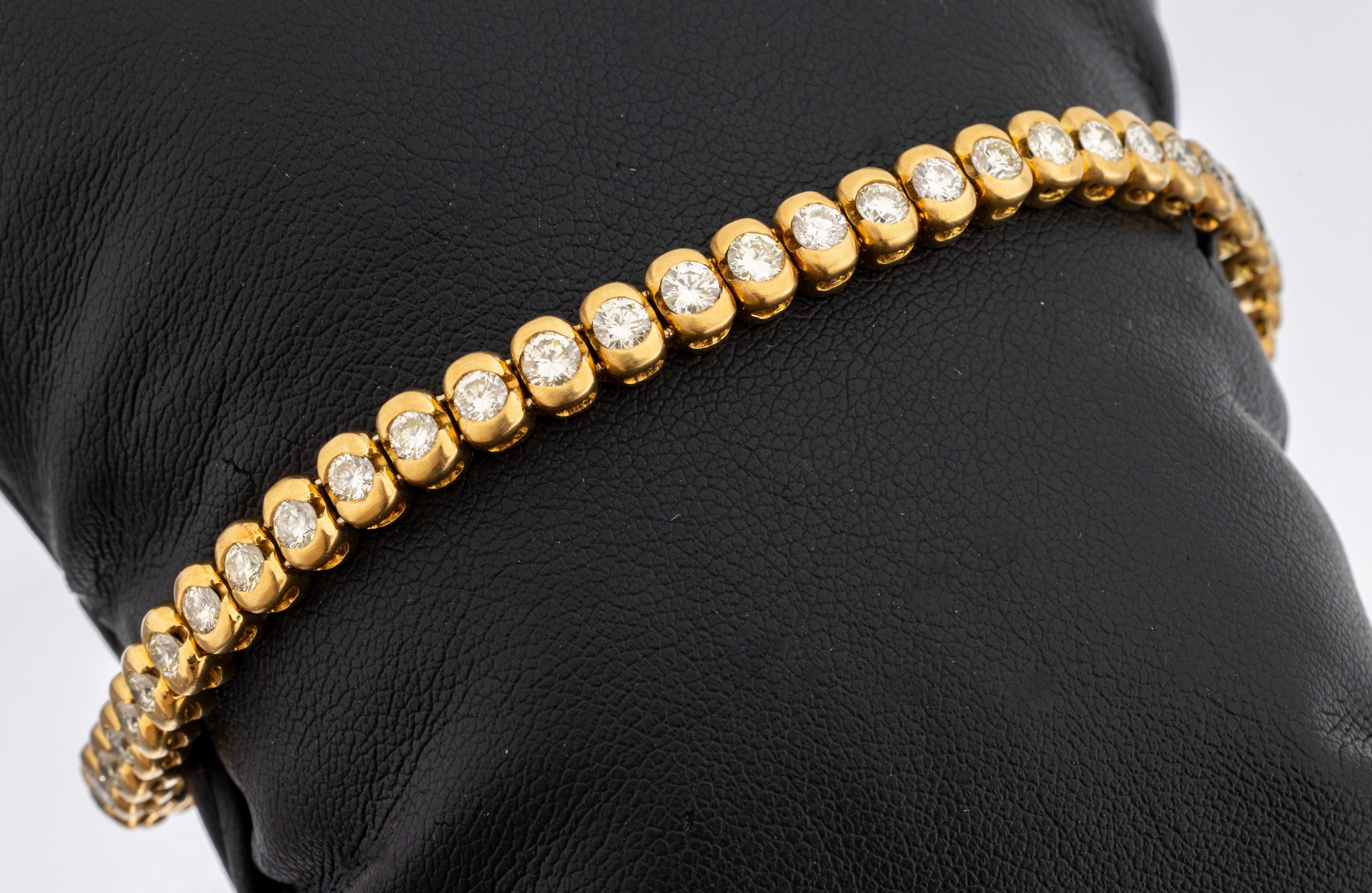 18 kt Gold Brillant-Armband, GG 750/000, qualitätvolle Verarbeitung, 45 Brillanten zus.ca. 4.35 ct Weiß-get.Weiß/si-p, L. ca. 18 cm, ...