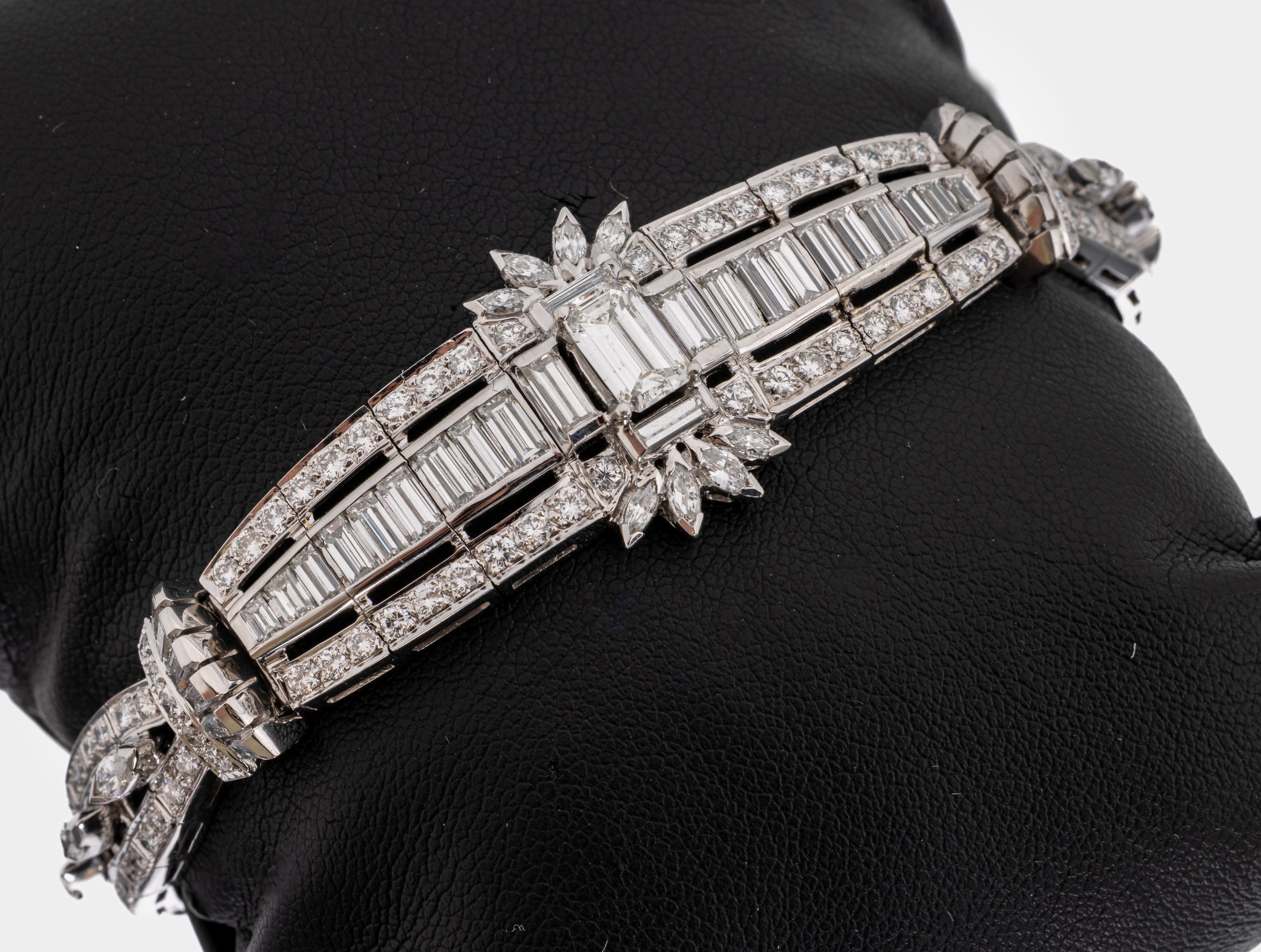 Platin Diamant-Armband , Pt. gepr., prunkvoll, 138 Brillanten, 14 Diamantnavettes und 21 Diamantbaguettes zus. ca. 10.05 ct Weiß-l.get.Weiß/si-p, ...
