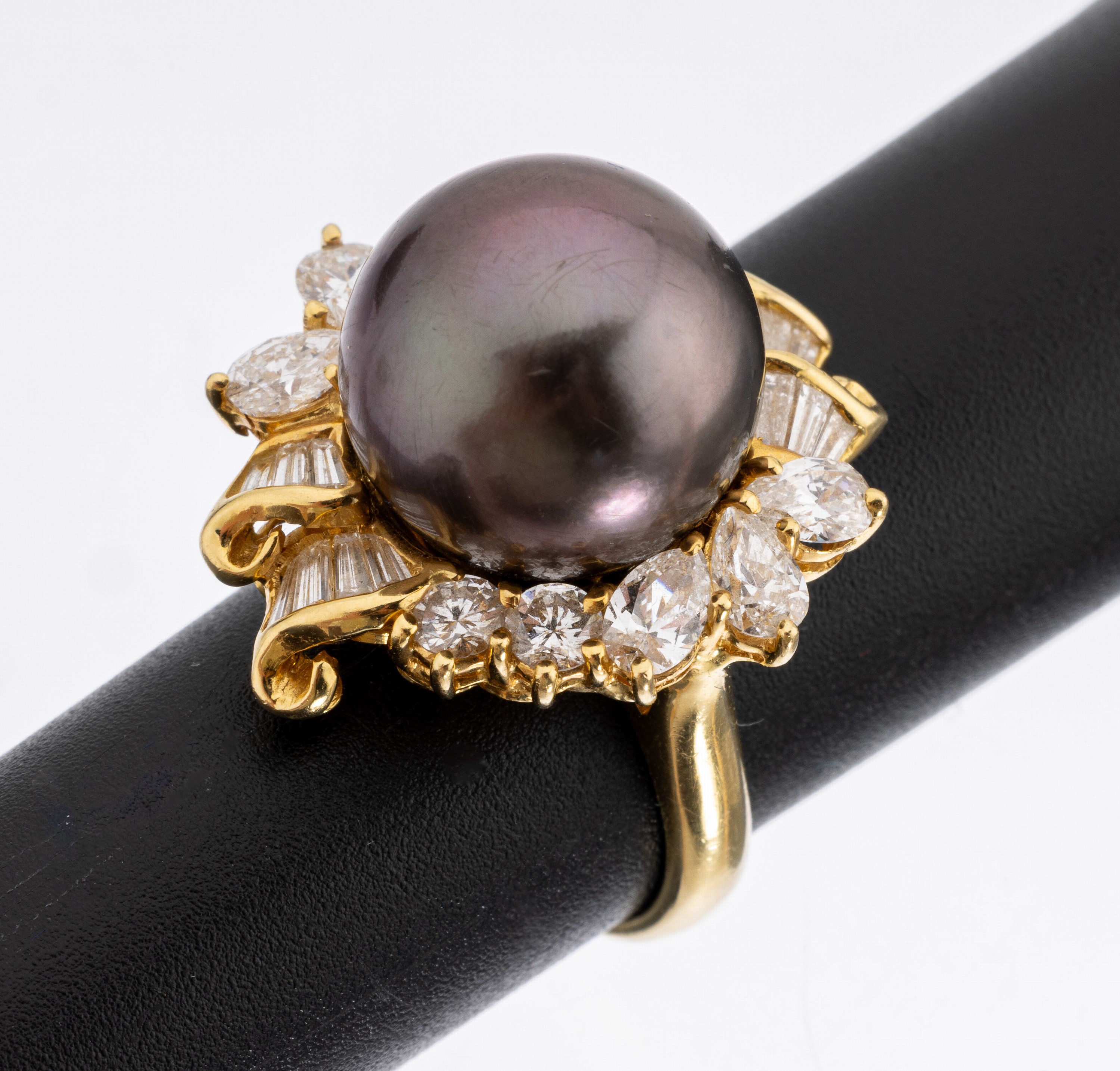 18 kt Gold Perl-Diamant-Ring, GG 750/000, mittig graue Tahiti-Zuchtperle, D. 13.8 mm, umgeben von 4 Brillanten 6 Diamanttropfen und 14 ...