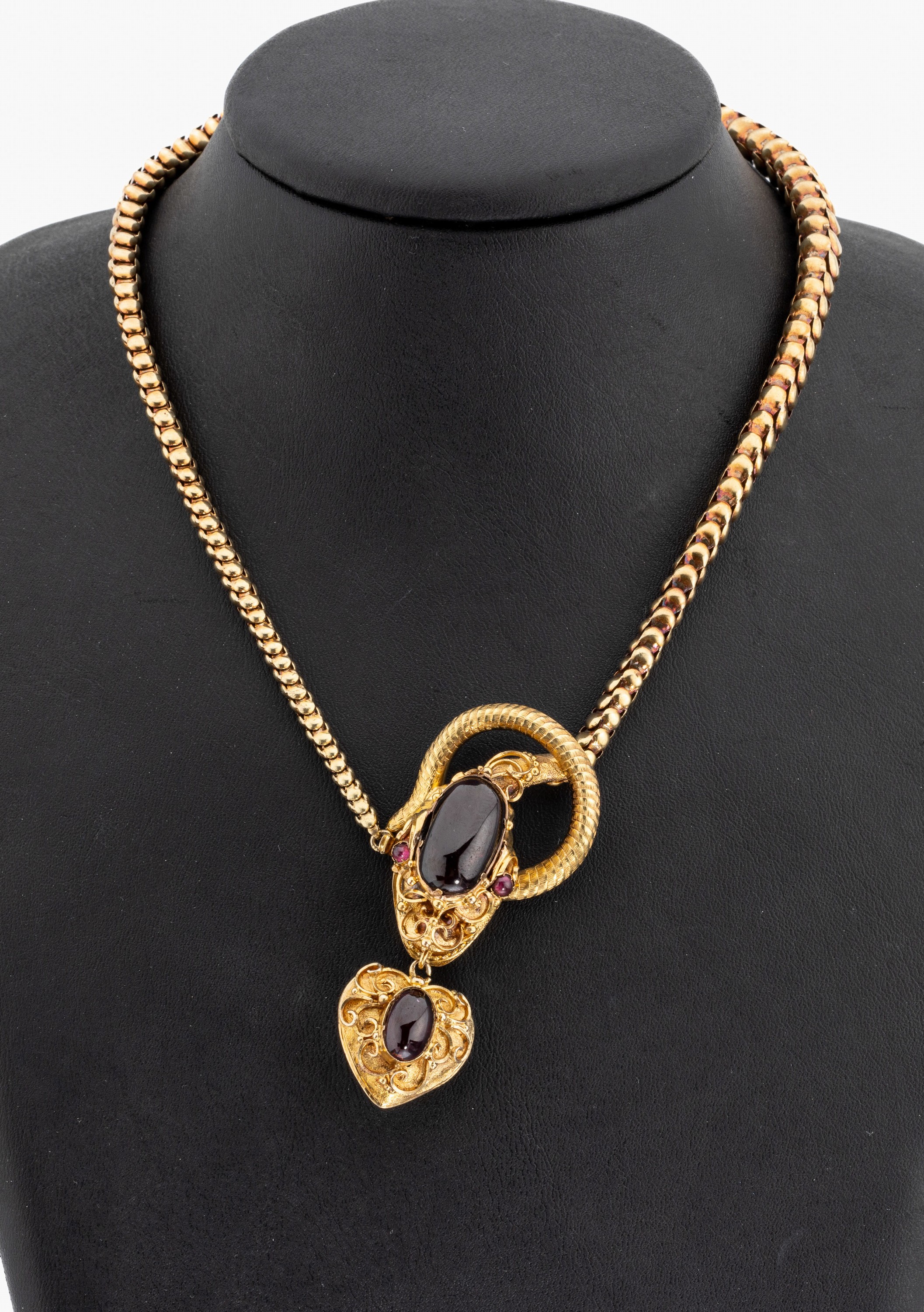 15 kt Gold Schlangencollier, wohl England um 1890, GG 625/000, stil. Schlangenkopf mit Almandin-Cabochon, Abhängung herzförmig, Vorderseite mit ...