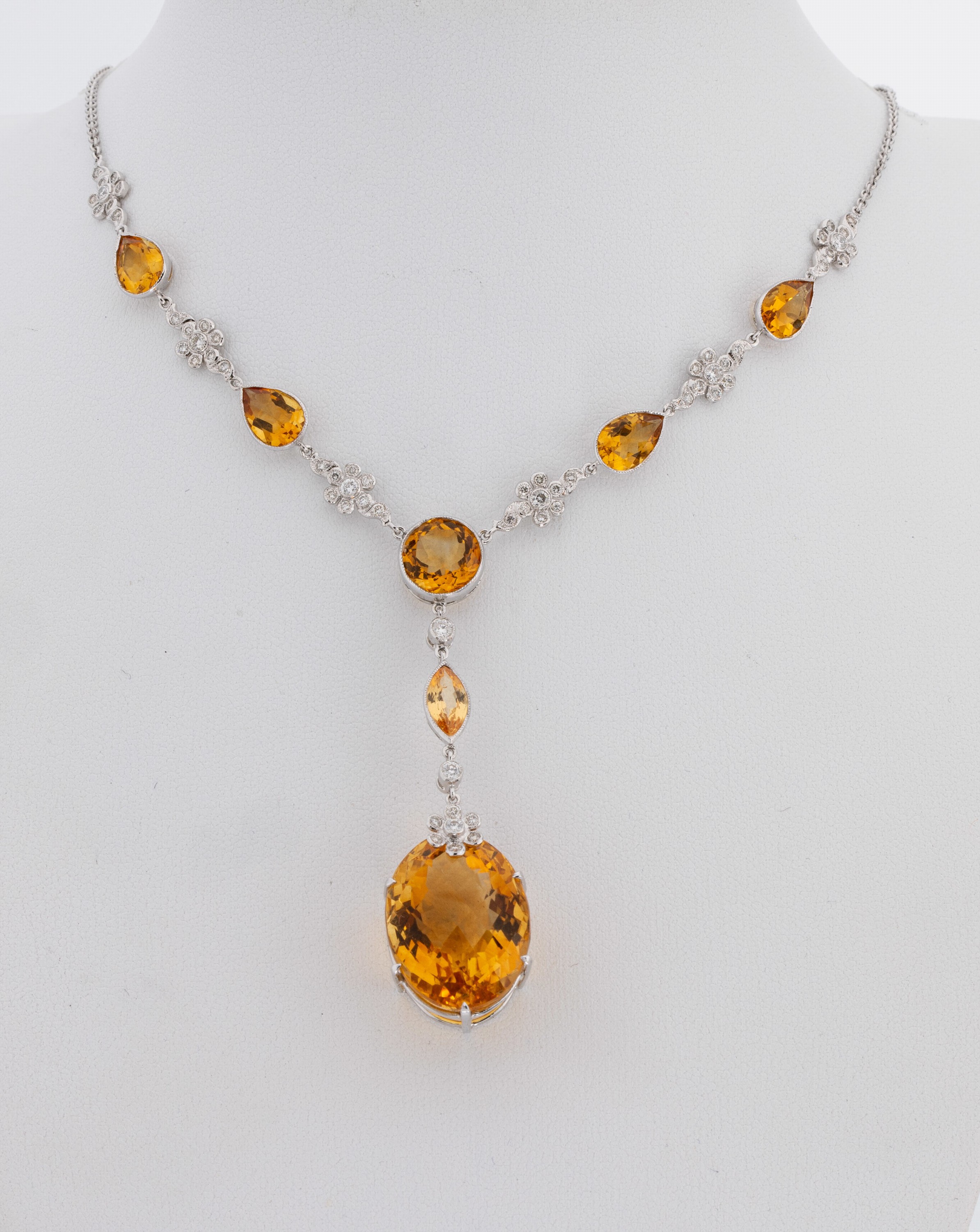 18 kt Gold Citrin-Brillant-Collier, WG 750/000, florale Elemente, 7 facett. Citrine in versch. Größen und Formen zus. ca. 15.00 ct, 64 Brillanten ...