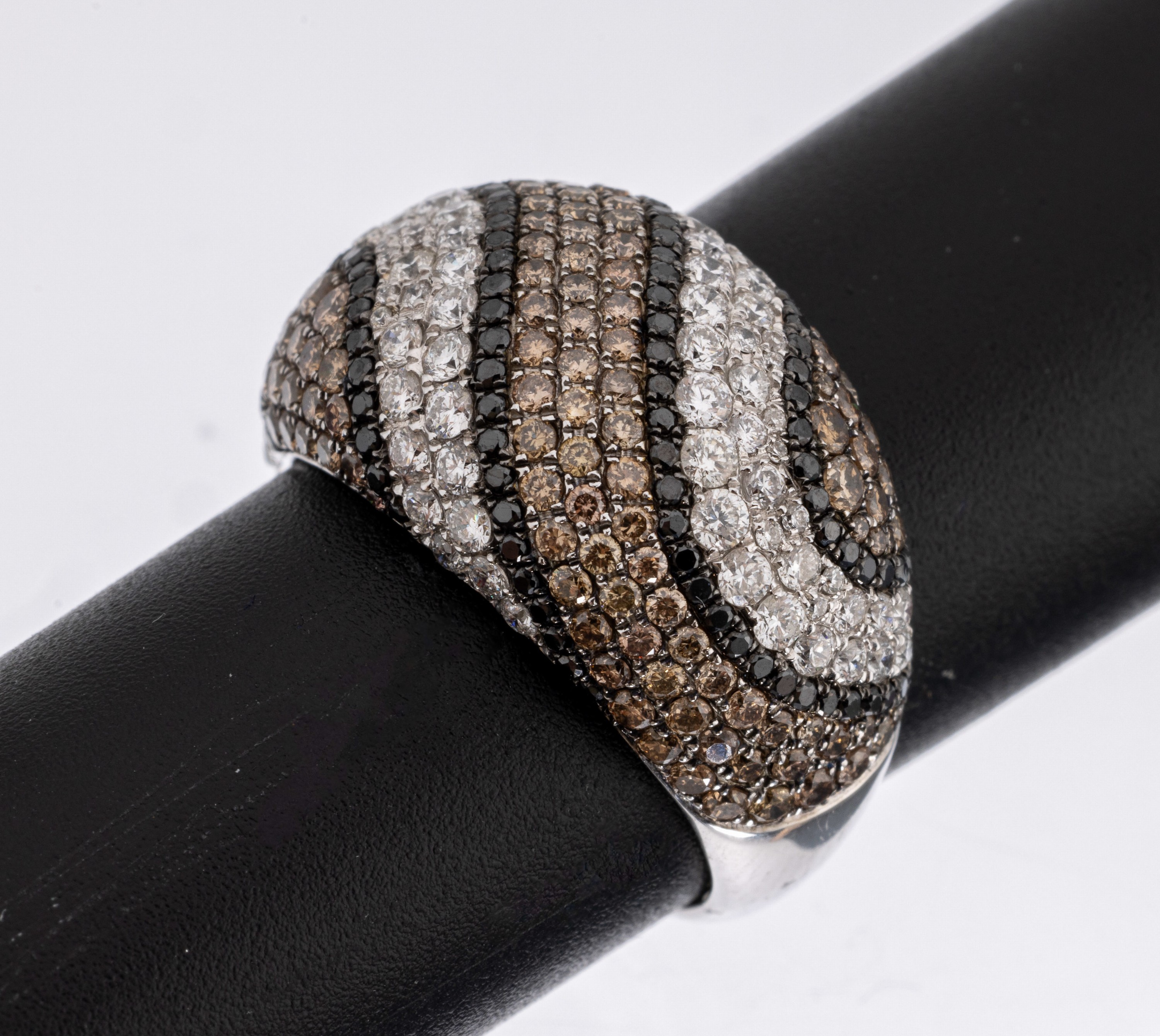 18 kt Gold Brillant-Ring, WG 750/000, Brillanten zus. ca. 2.56 ct Weiß, Braun und Schwarz/si, ca. 7.8 g, RW 56