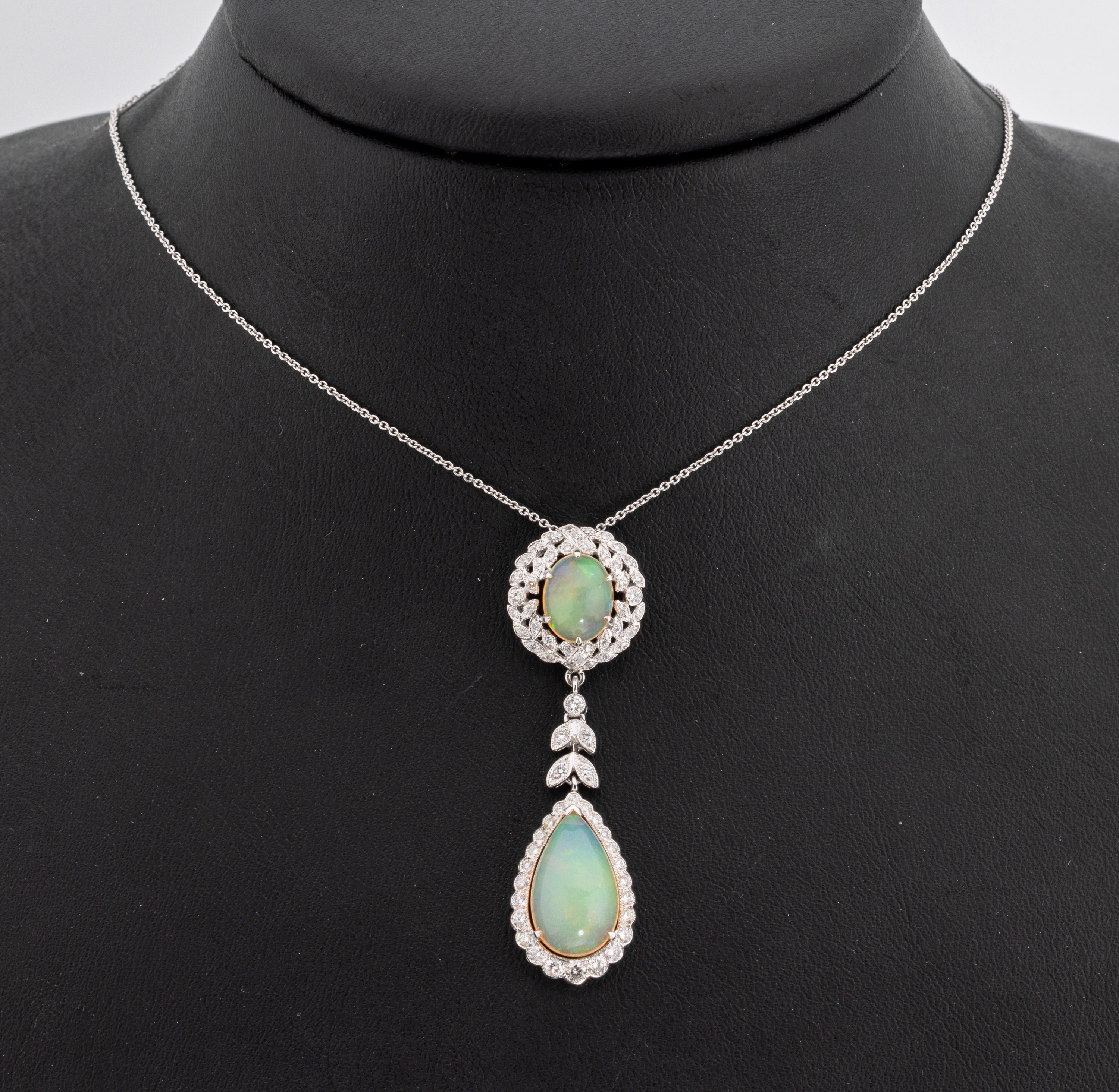 18 kt Gold Opal-Brillant-Collier, WG 750/000, Mittelteil bewegl. mit floralen Elementen, 2 Opal-Cabochons zus. ca. 5.0 ct, Brillanten zus. ca. 0.50 ...