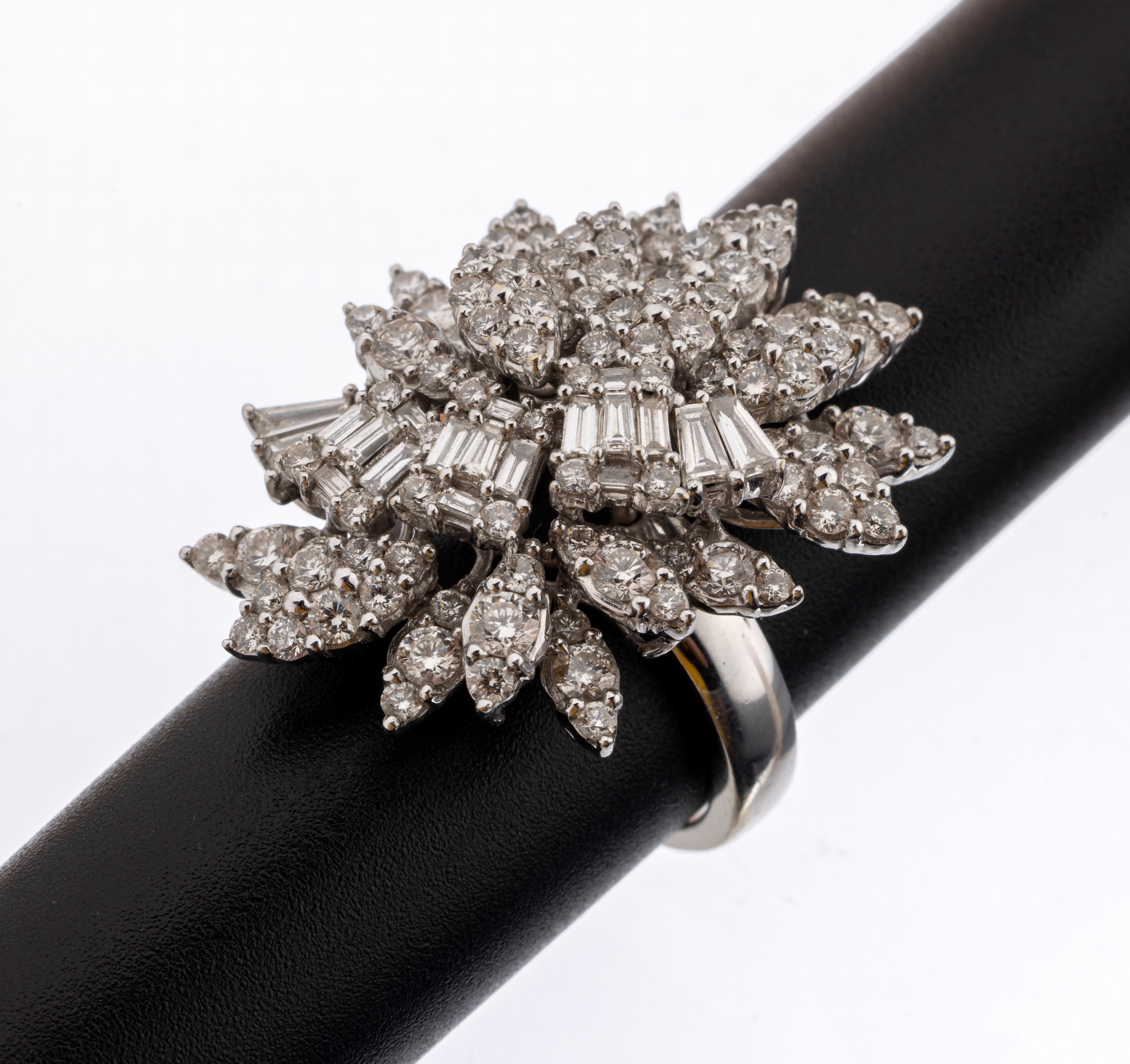 18 kt Gold Diamant-Ring, WG 750/000, floraler Aufbau in versch. Ebenen, 101 Brillanten und 19 Diamantbaguettes und - trapeze zus. ca. 2.86 ct ...