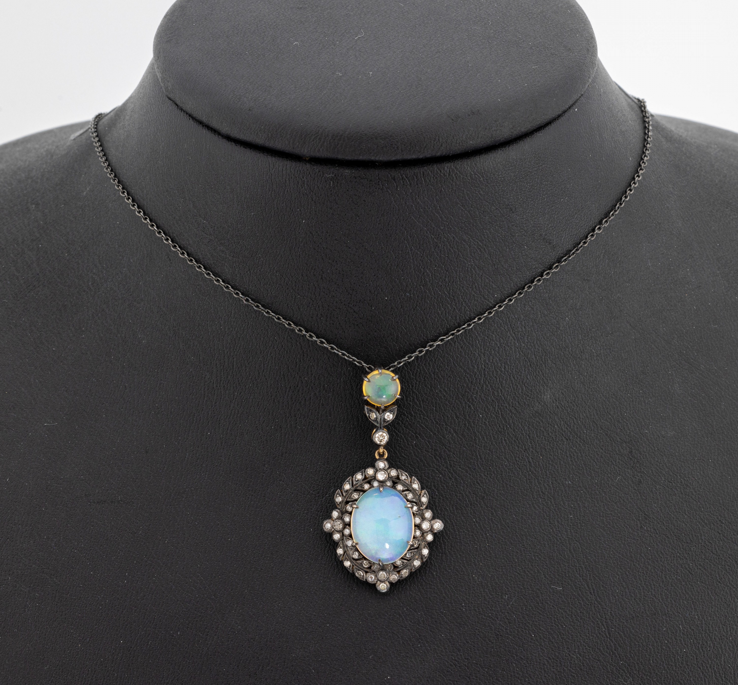 Opal-Diamant-Collier, Silber gepr., Mittelteil rs. vergoldet, 2 Opalcabochons zus.ca. 6.0 ct, 50 Brillanten und 8/8-Diamanten zus. ca. 0.20 ct ...