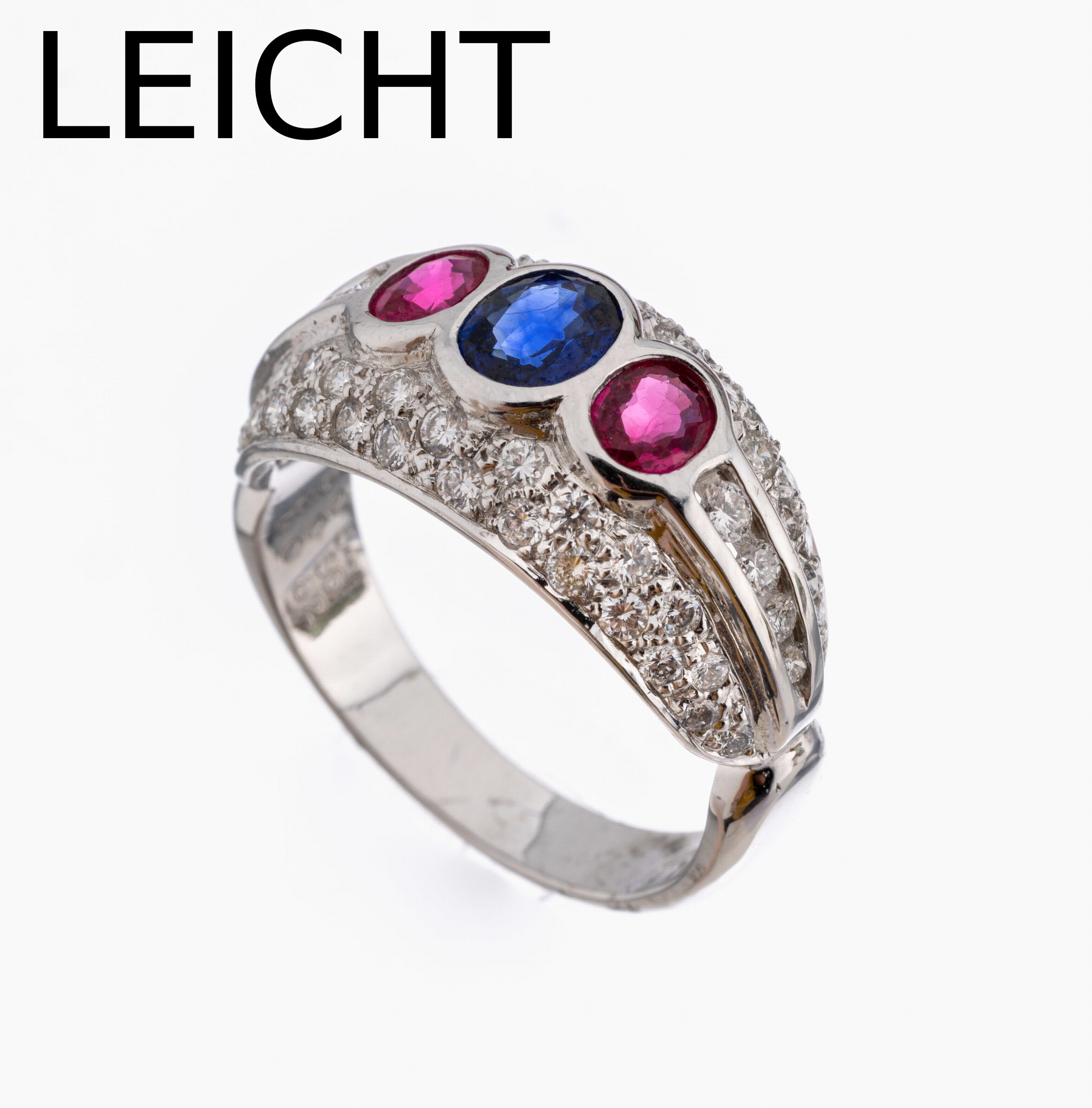 18 kt Gold Rubin-Saphir-Brillant-Ring, WG 750/000, ovalfacett. Saphir ca. 0.54 ct, 2 ovalfacett. Rubine zus. ca. 0.56 ct, Brillanten zus. ca. 0.82 ...