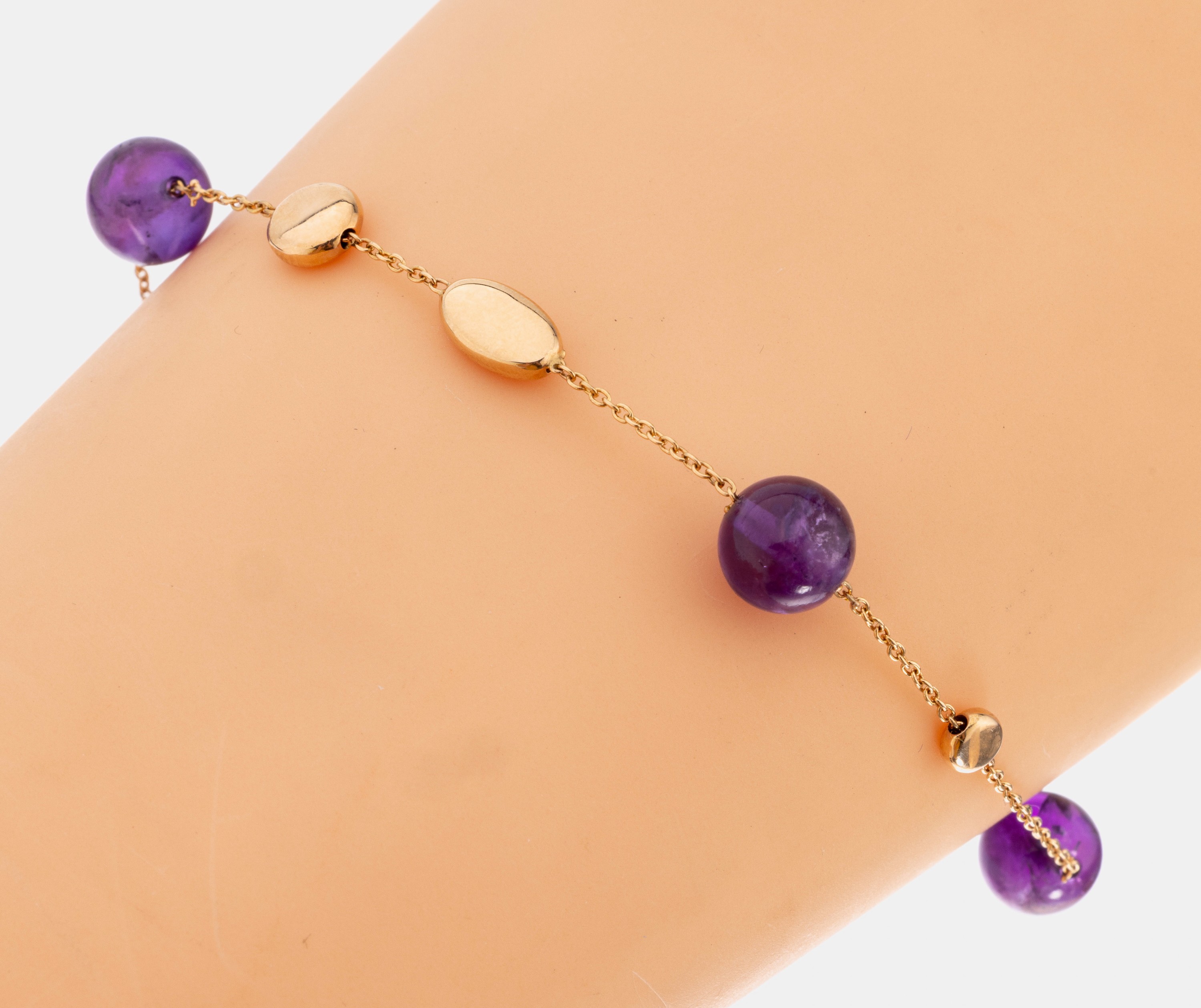 18 kt Gold Amethyst-Armband, GG 750/000, 3 Amethystkugeln D. ca. 8.3 mm, L. ca. 20 cm, Karabinerschließe