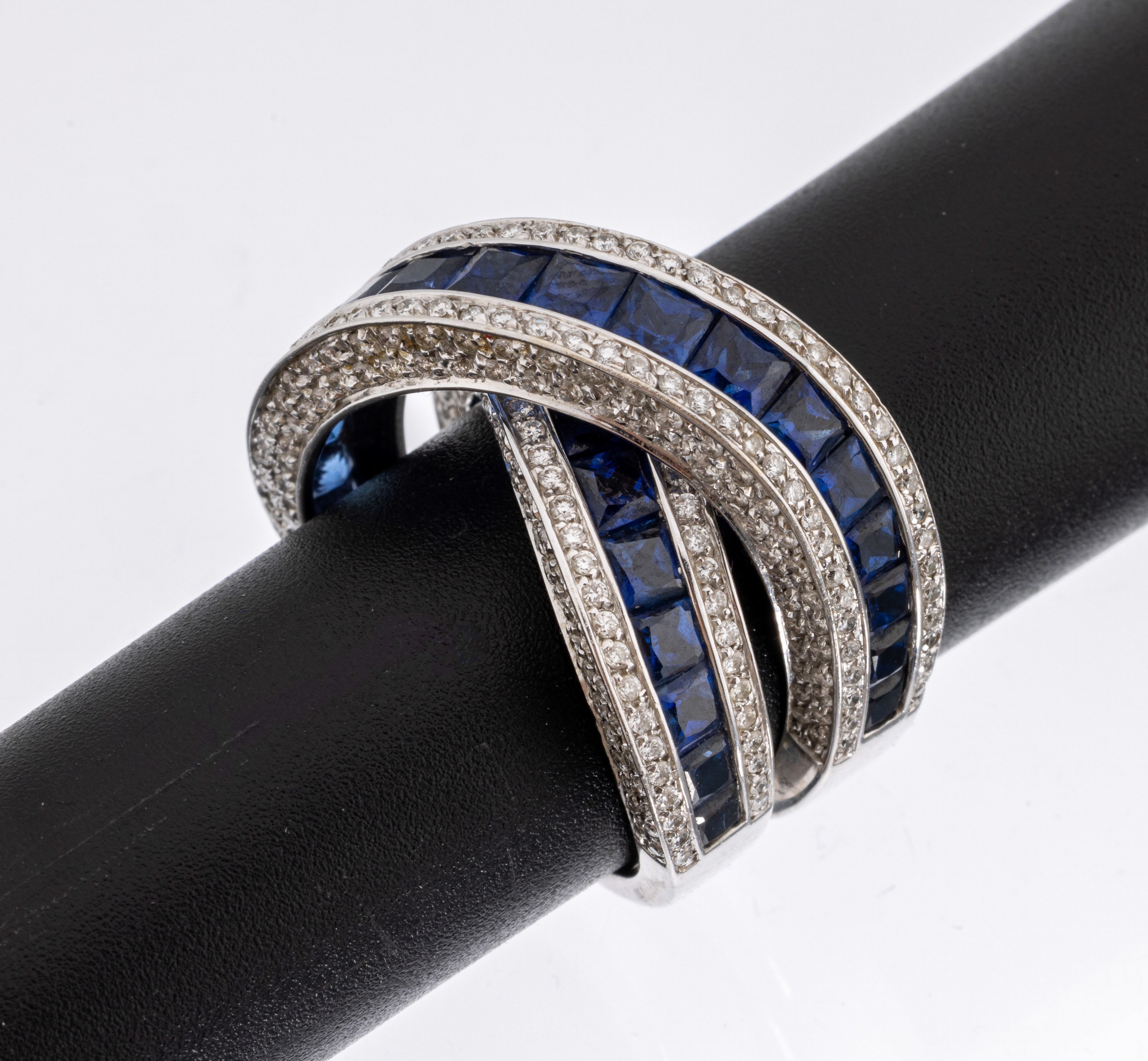 18 kt Gold Saphir-Brillant-Ring, WG 750/000, facett. Saphir-Karrees zus. ca. 6.00 ct, Brillanten zus. ca. 4.40 ct Weiß/si, RW 56, total ca. 16.2 g