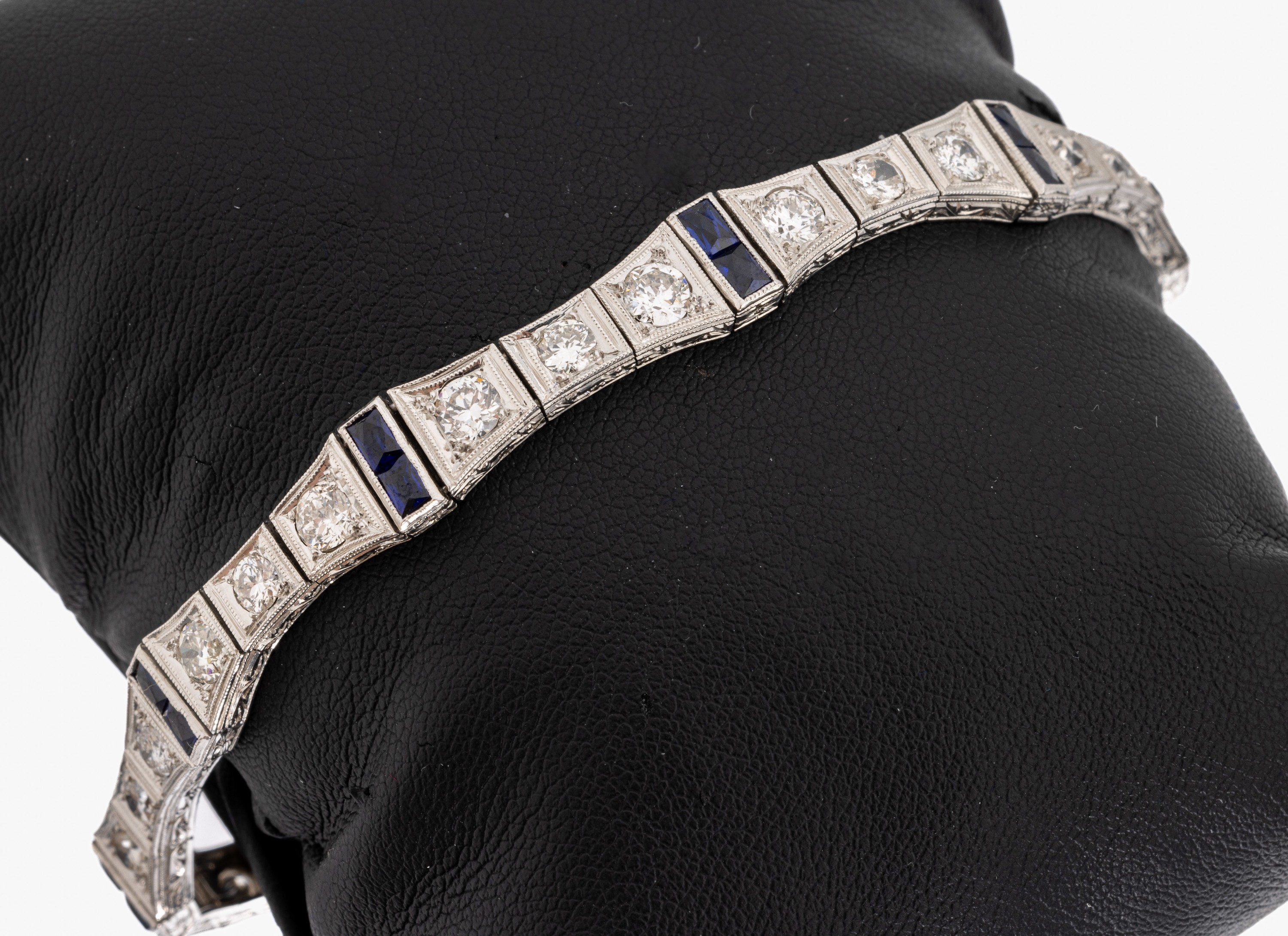 18 kt Gold Art Deco Diamant-Saphir-Armband, um1930, WG 750/000, Millegriffverzierung, seitl. Ziergravur, facett. Saphire zus. ca. 1.0 ct, ...