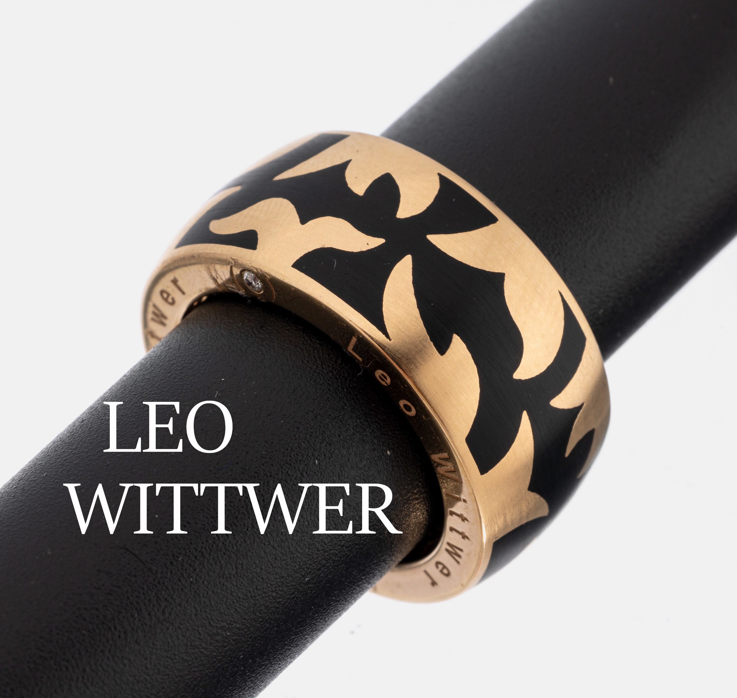 18 kt Gold LEO WITTWER Email-Ring, GG 750/000 sat., abstrakt schwarz emailliert, seitl. 2 Brillanten zus. ca. 0.04 ct feines Weiß/vs, RW 55, ca. ...
