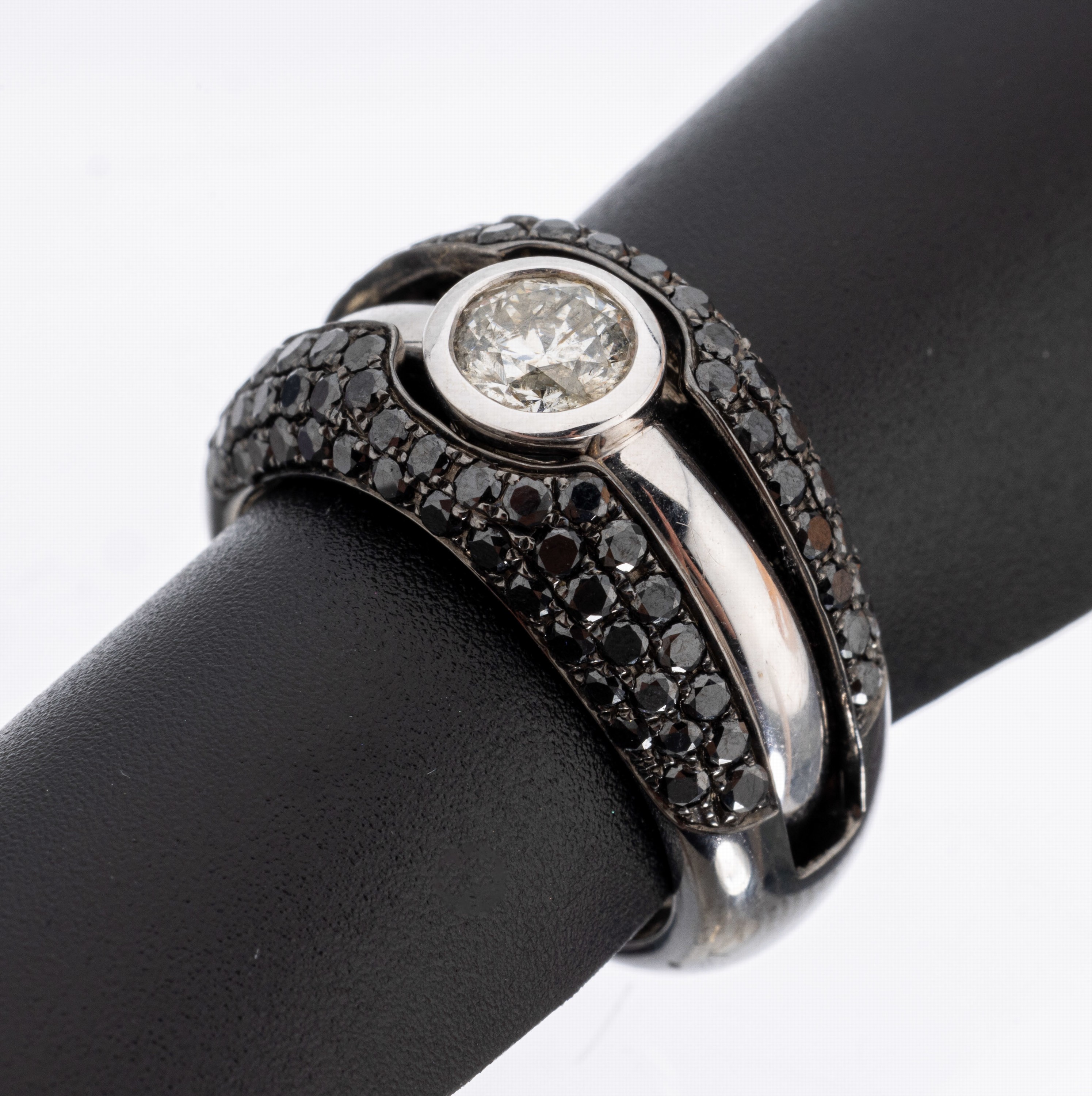 2-teiliger Gold Diamant-Ring, WG 585/000 und 750/000 geschw., mittlerer Ring mit einzelnem Brillant, geschw. Ringschiene mit 88Diamanten zus. ca. ...