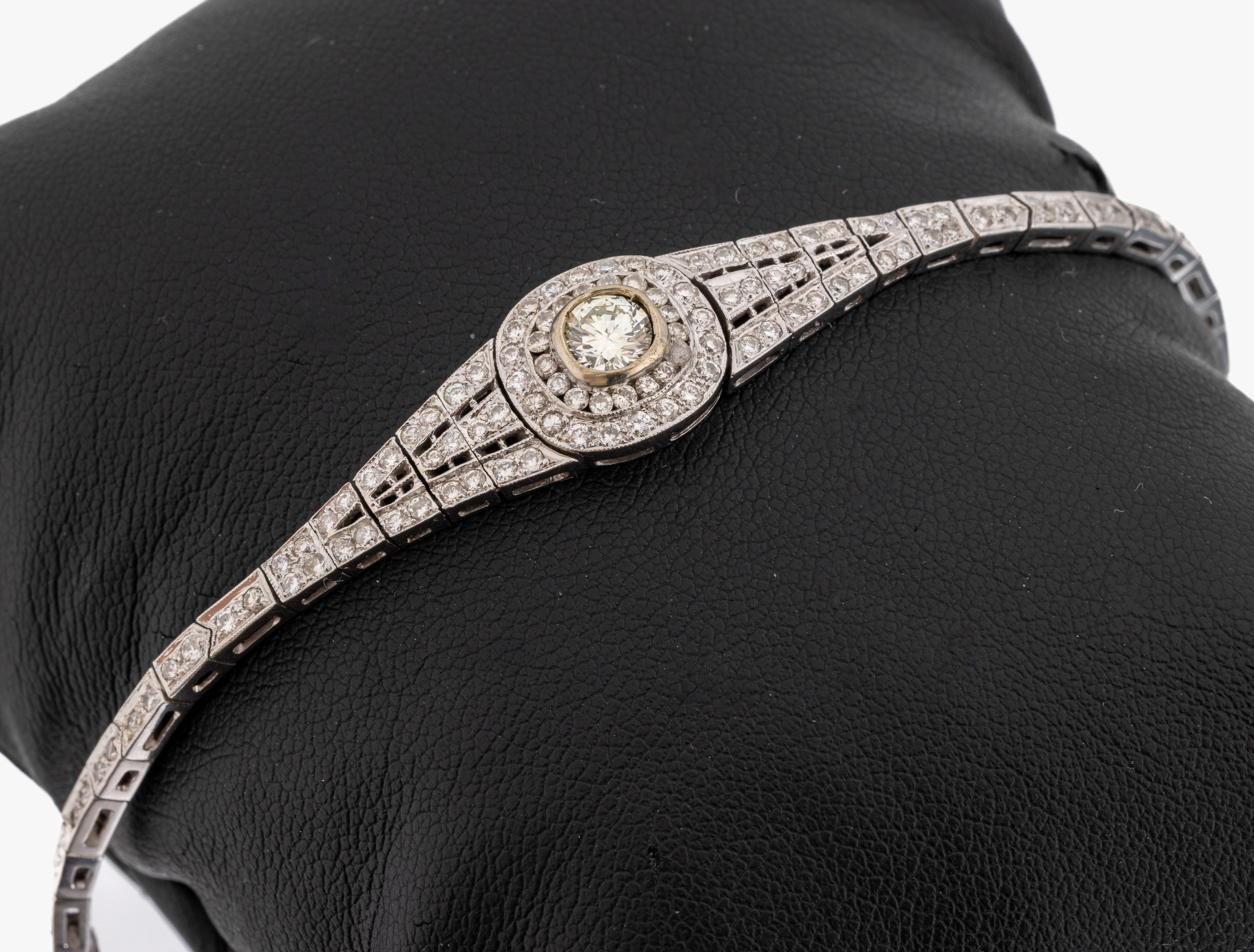18 kt Gold Diamant-Armband, 1930er Jahre, WG 750/000, 1 Diamant ca. 0.50 ct, 141 Diamanten zus. ca. 1.50 ct l.get. Weiß- Gelb/si-p 1, ca. 11.6 g, ...