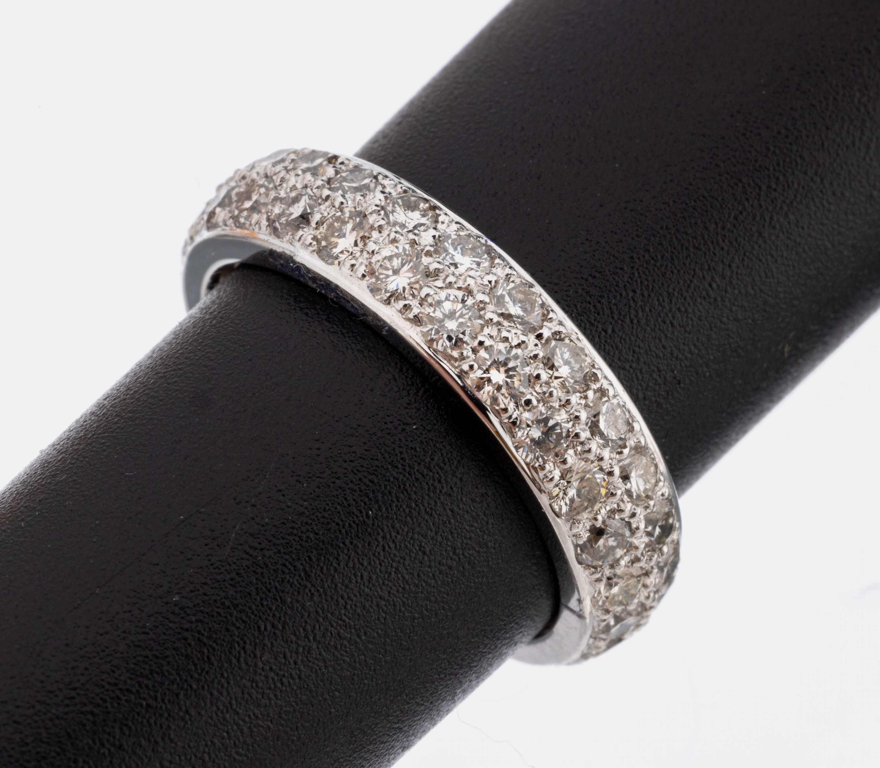 18 kt Gold Brillant-Ring, WG 750/000, 52 Brillanten zus. ca. 2.43 ct (grav.) Weiß/si, RW 54, ca. 4.2 g