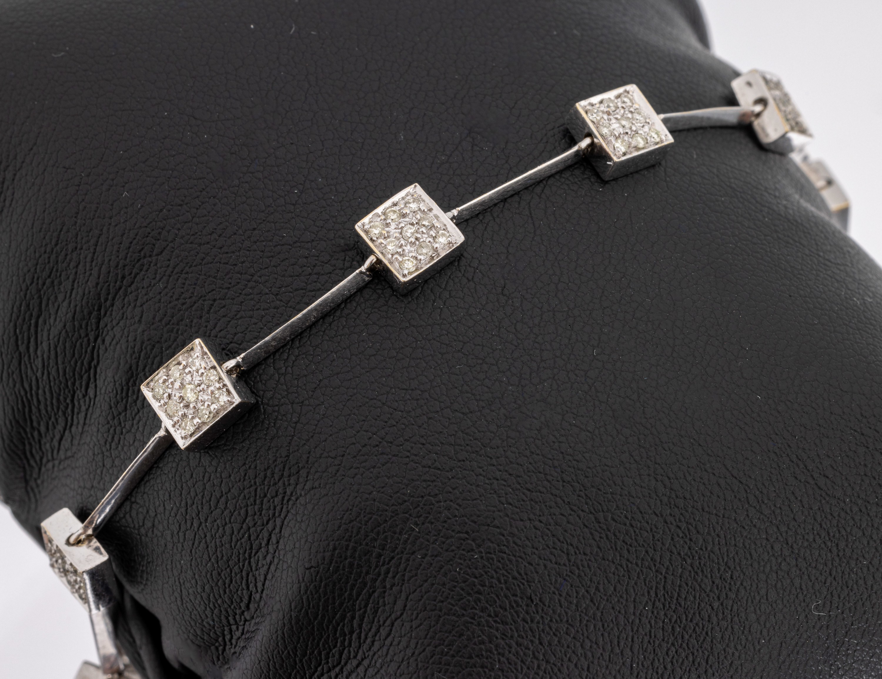 18 kt Gold Diamant Armband, WG 750/000, 89 Brillanten in quadratischen Elementen gefasst zus. ca. 1.0 ct Weiß-l. get. Weiß/si- p1, L ca. 20 cm, ...