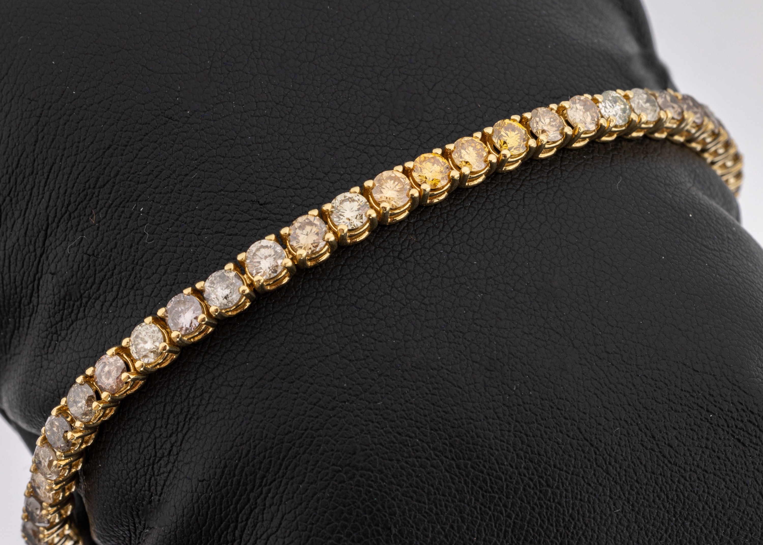 18 kt Gold Brillant-Rivierearmband, GG 750/000, 45 Brillanten zus. ca. 10.00 ct l. get. Weiß, Gelb, Braun und Grau/si-p1, L. ca. 18 cm, ...
