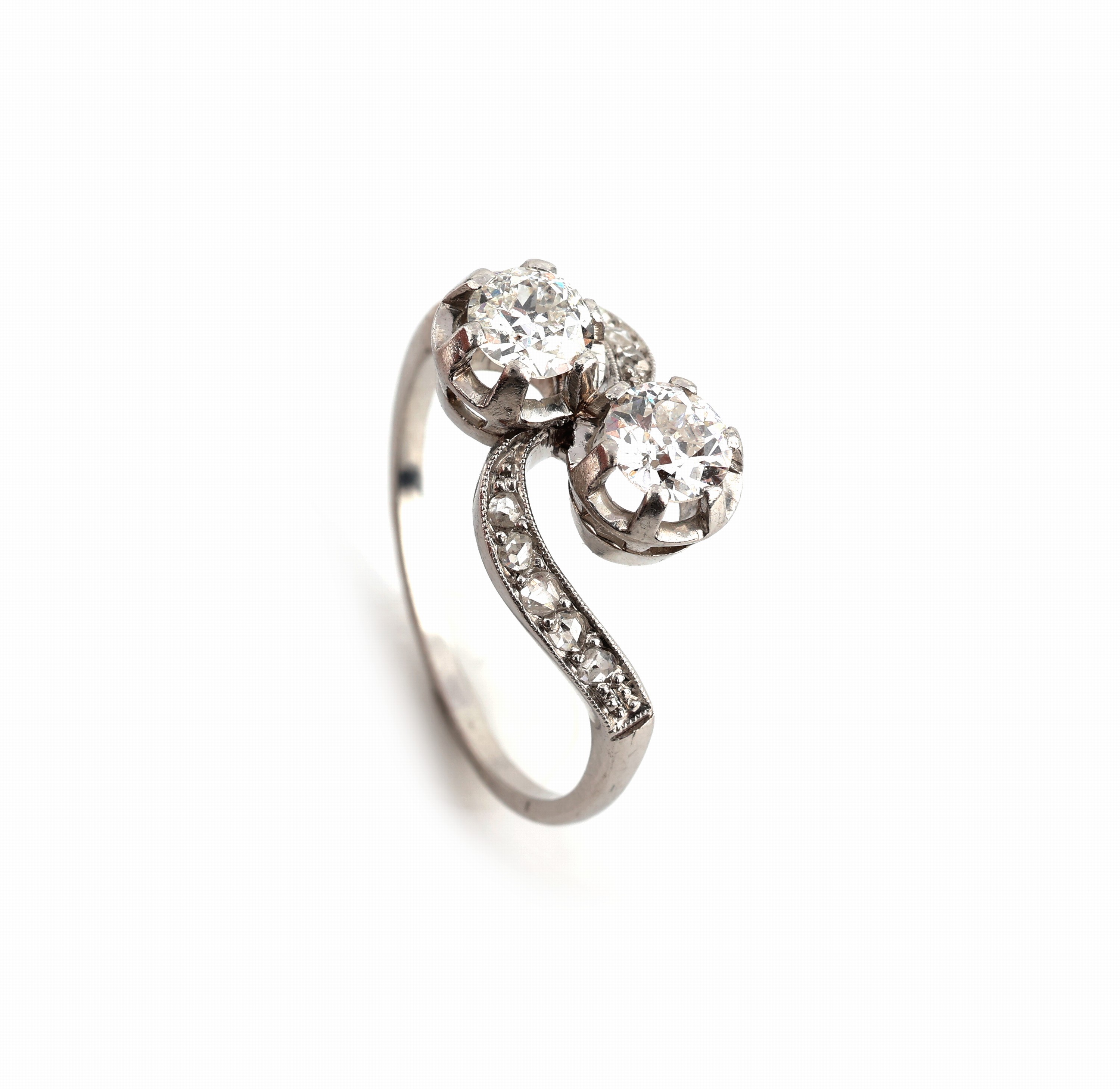 Platin Art-Deco Diamant-Ring, um 1920/25, Platin gepr., 2 Altschliffdiamanten und 10 Diamantrosen zus. ca. 1.00 ct Weiß/si-p, ca. 4.8 g, RW 57