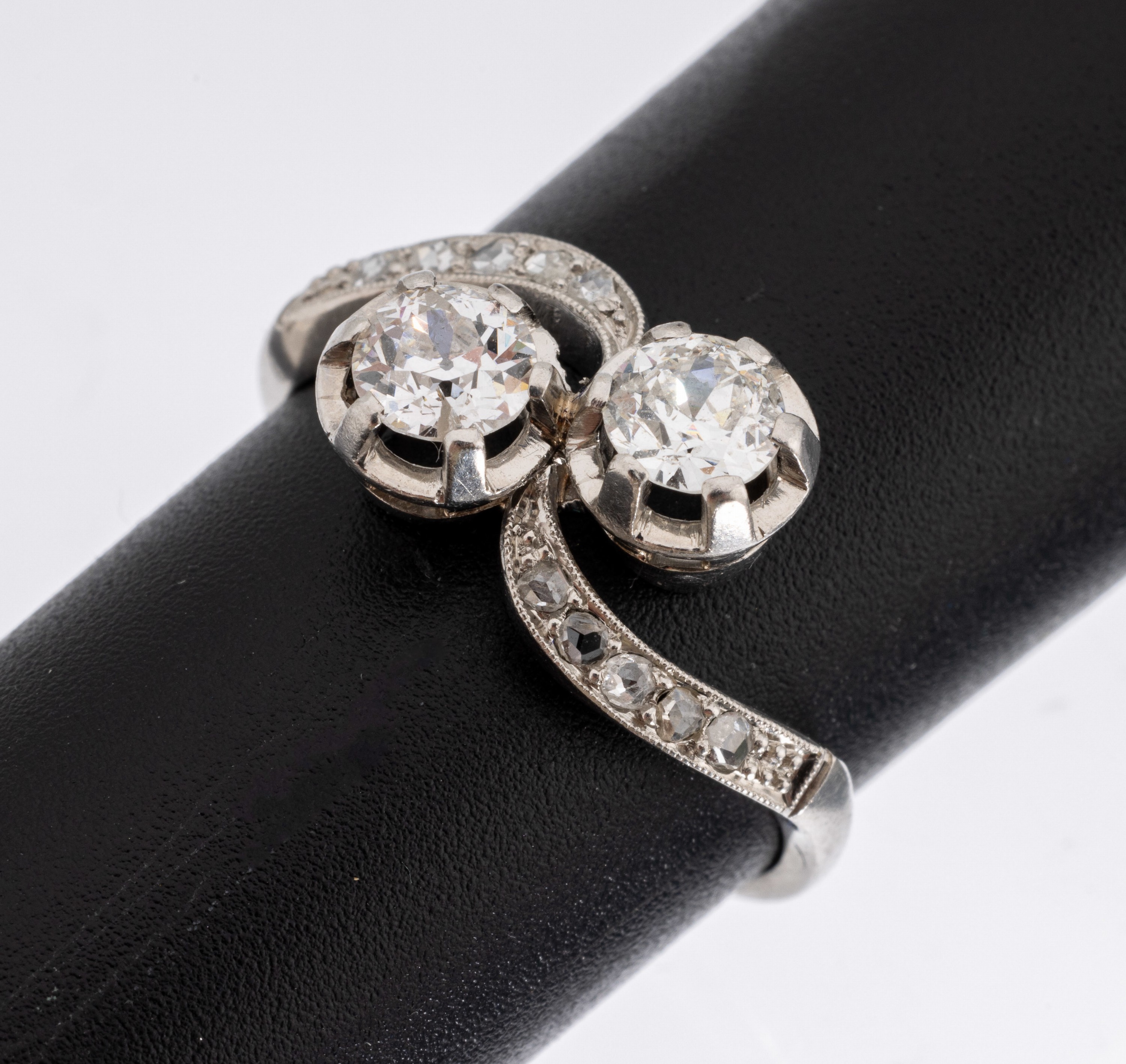 Detail a: Platin Art-Deco Diamant-Ring, um 1920/25, Platin gepr., 2 Altschliffdiamanten und 10 Diamantrosen zus. ca. 1.00 ct Weiß/si-p, ca. 4.8 g, RW 57