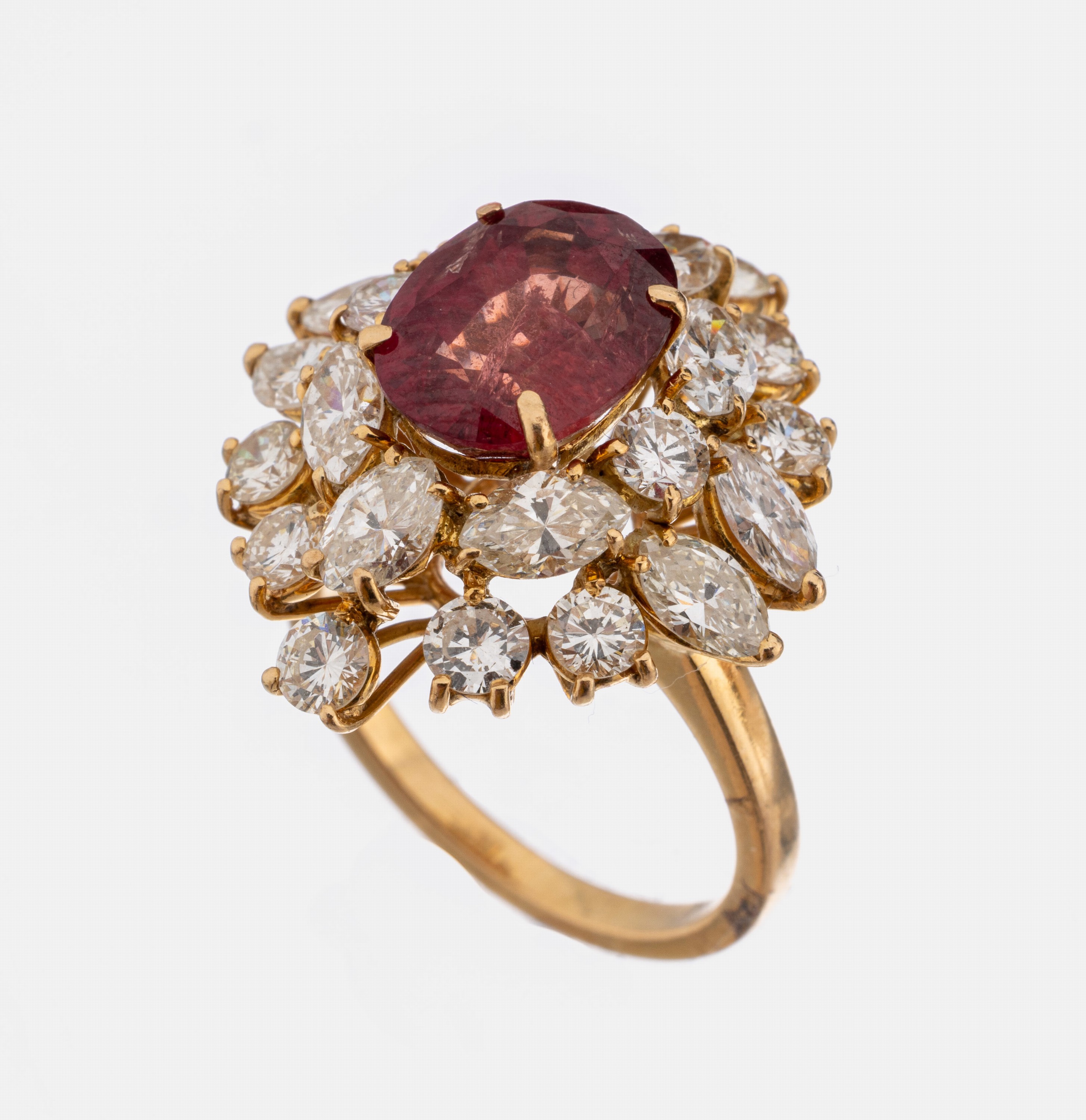 18 kt Gold Saphir-Diamant-Ring, GG 750/000,mittig erhaben gefasster ovalfacett. rot- oranger Saphir ca. 3.9 ct, umgeben von 12 Brillanten und 10 ...