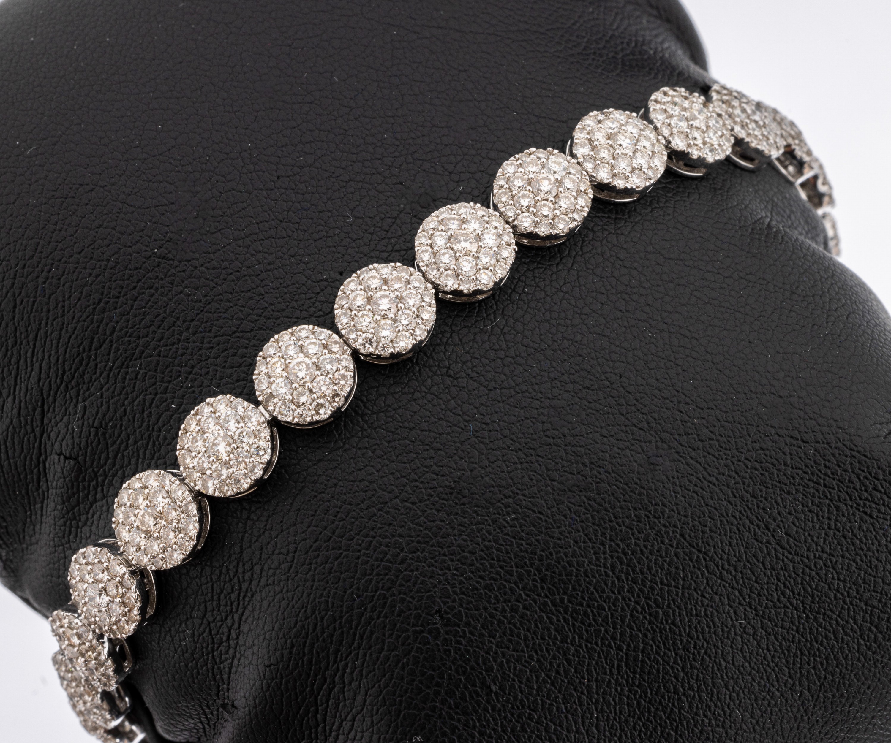 18 kt Gold Diamant-Armband, WG 750/000, 528 Brillanten zus. ca. 8.01 ct Weiß-l. get. Weiß/si-p 1, ca. 19.6 g, L. ca. 18.5 cm, Sicherheitsbügel