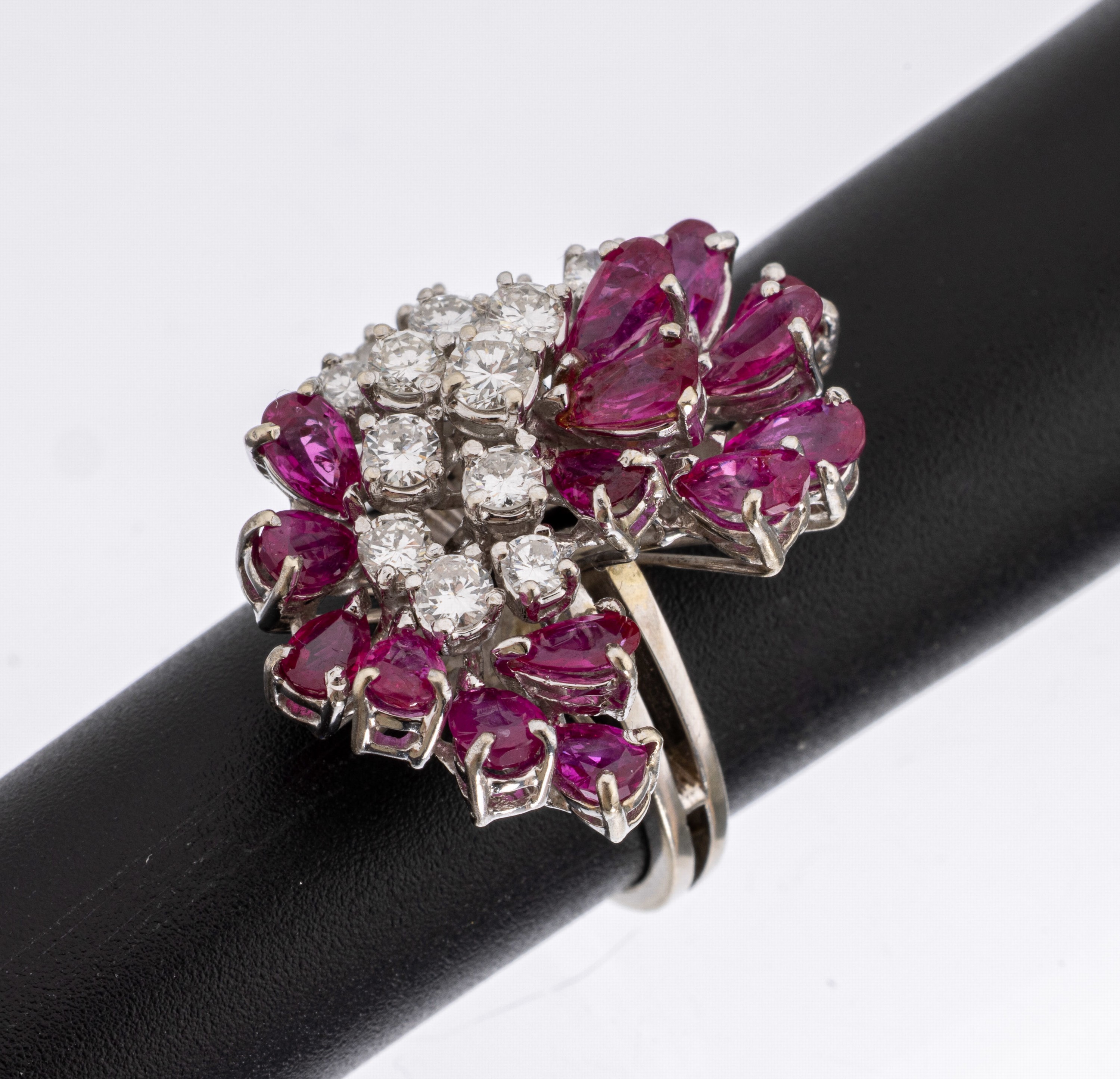 18 kt Gold Rubin-Brillant-Ring, WG 750/000,facett. Rubintropfen zus. ca. 1.20 ct, Brillanten zus. ca. 0.70 ct Weiß/si, RW 52, ca. 9.7 g