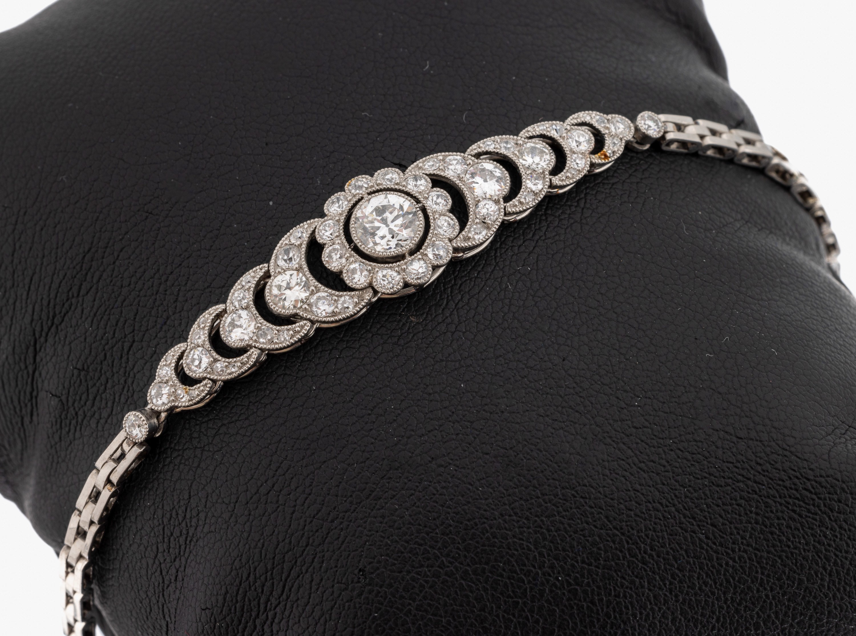 Platin Diamant-Armband, um 1920/30, Pt gepr., Diamanten zus. ca. 1.0 ct Weiß- get.Weiß/si-p 1, Millegriffverzierung, L. ca. 16.8 cm