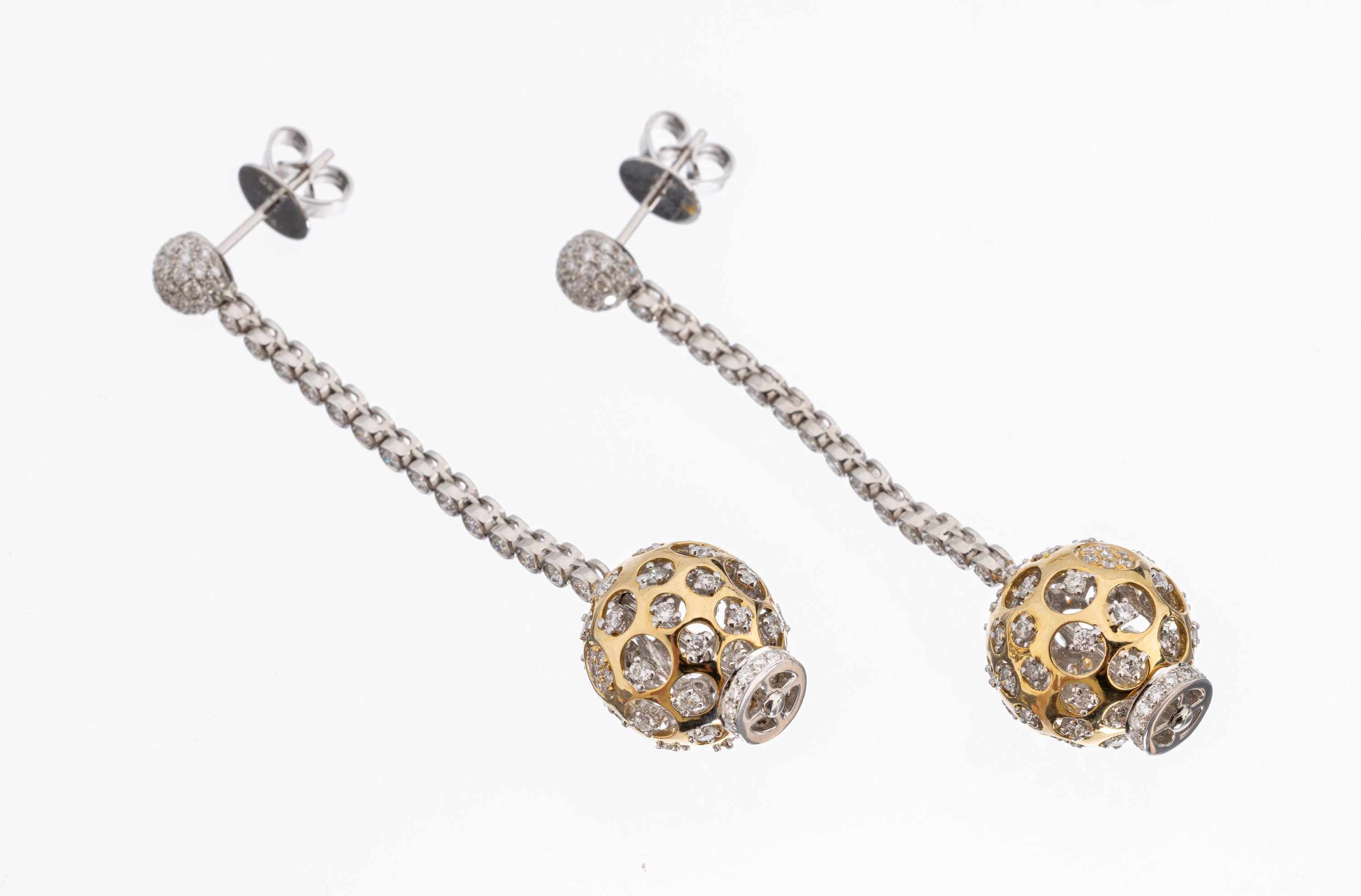 Paar 18 kt Gold Brillant-Ohrstecker, GG/WG 750/000, beweglich gearbeitet, bes. mit Brillanten zus. ca. 2.18 ct Weiß/si, ca. 11.9 g, L. ca. 5.5 cm