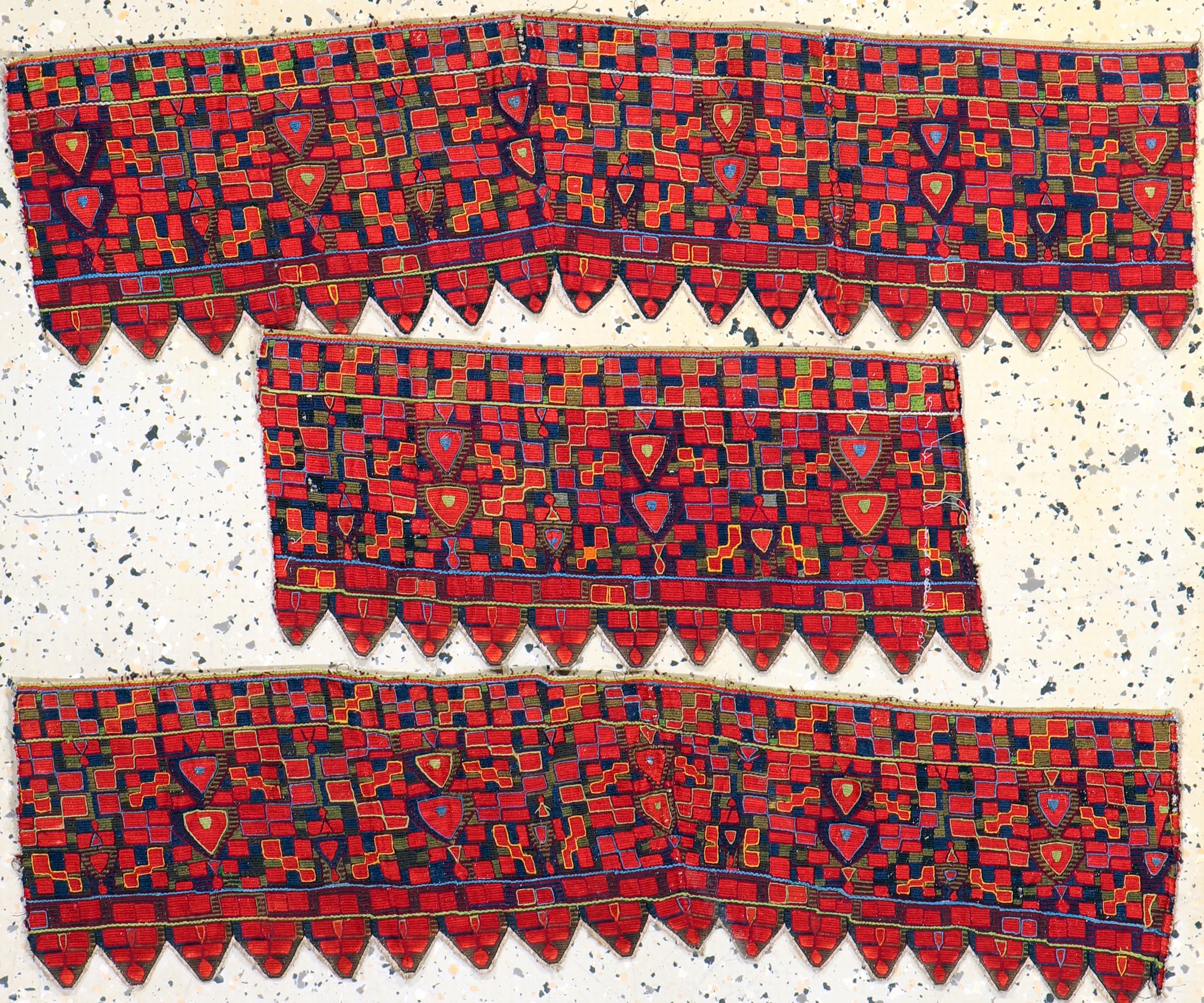 3 Lots Seidenstickerei, Uzbekistan, um 1900, Seide auf Baumwolle, ca. 85 x 23 cm, EHZ: 2
