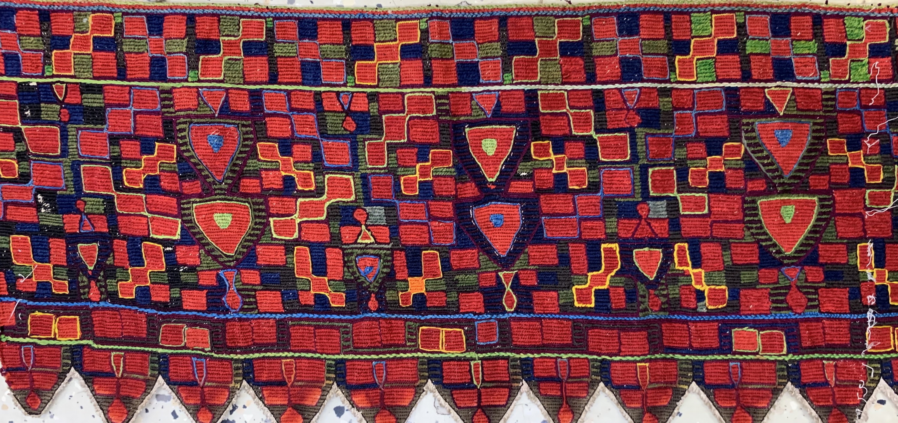 Detail b: 3 Lots Seidenstickerei, Uzbekistan, um 1900, Seide auf Baumwolle, ca. 85 x 23 cm, EHZ: 2
