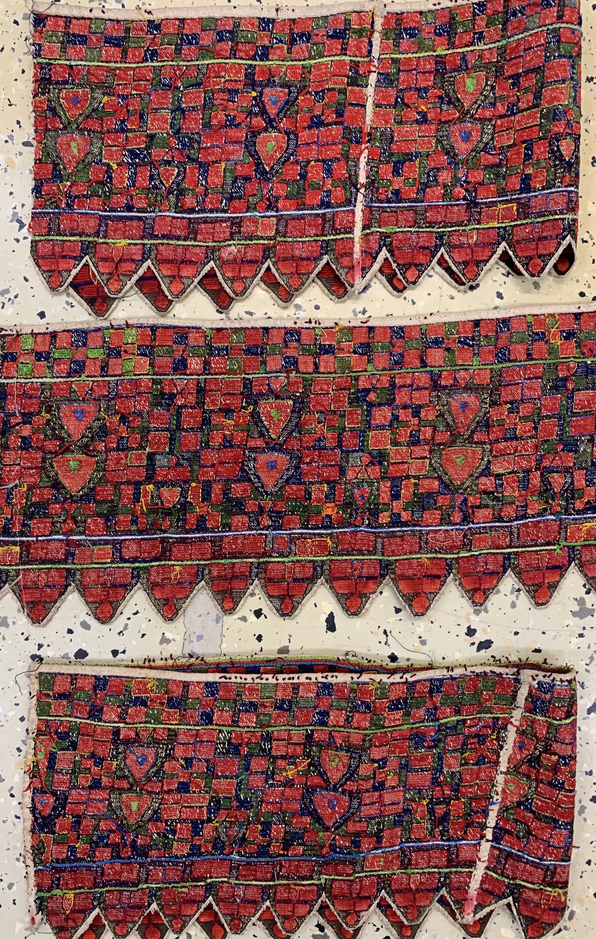 Detail d: 3 Lots Seidenstickerei, Uzbekistan, um 1900, Seide auf Baumwolle, ca. 85 x 23 cm, EHZ: 2