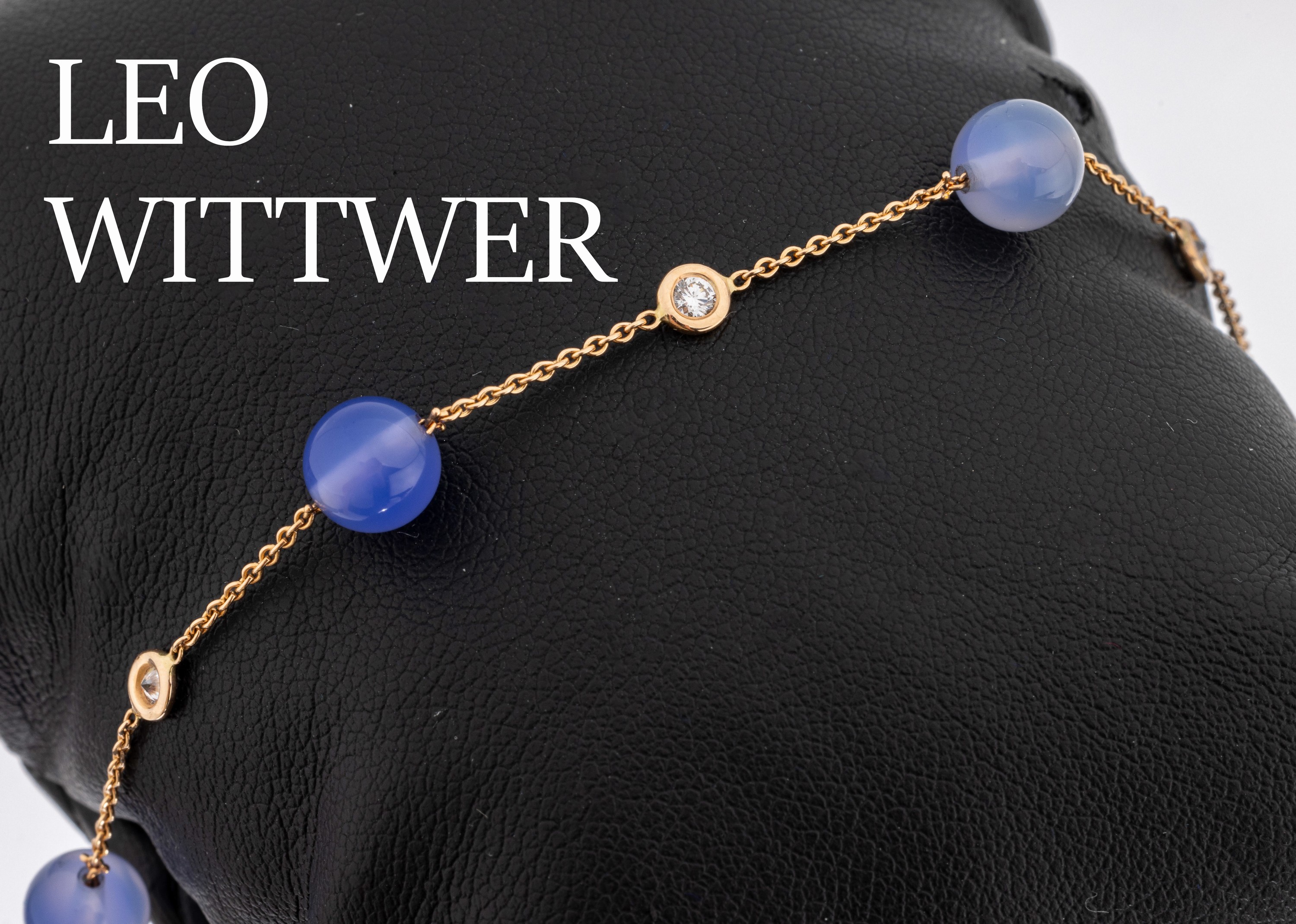 18 kt Gold Leo Wittwer Armband, GG 750/000, 4 blaue Chalcedonkugeln Durchm. ca. 7 mm, 4 Brillanten zus. ca. 0.20 ct Weiß/si, L. ca. 20 cm, ...