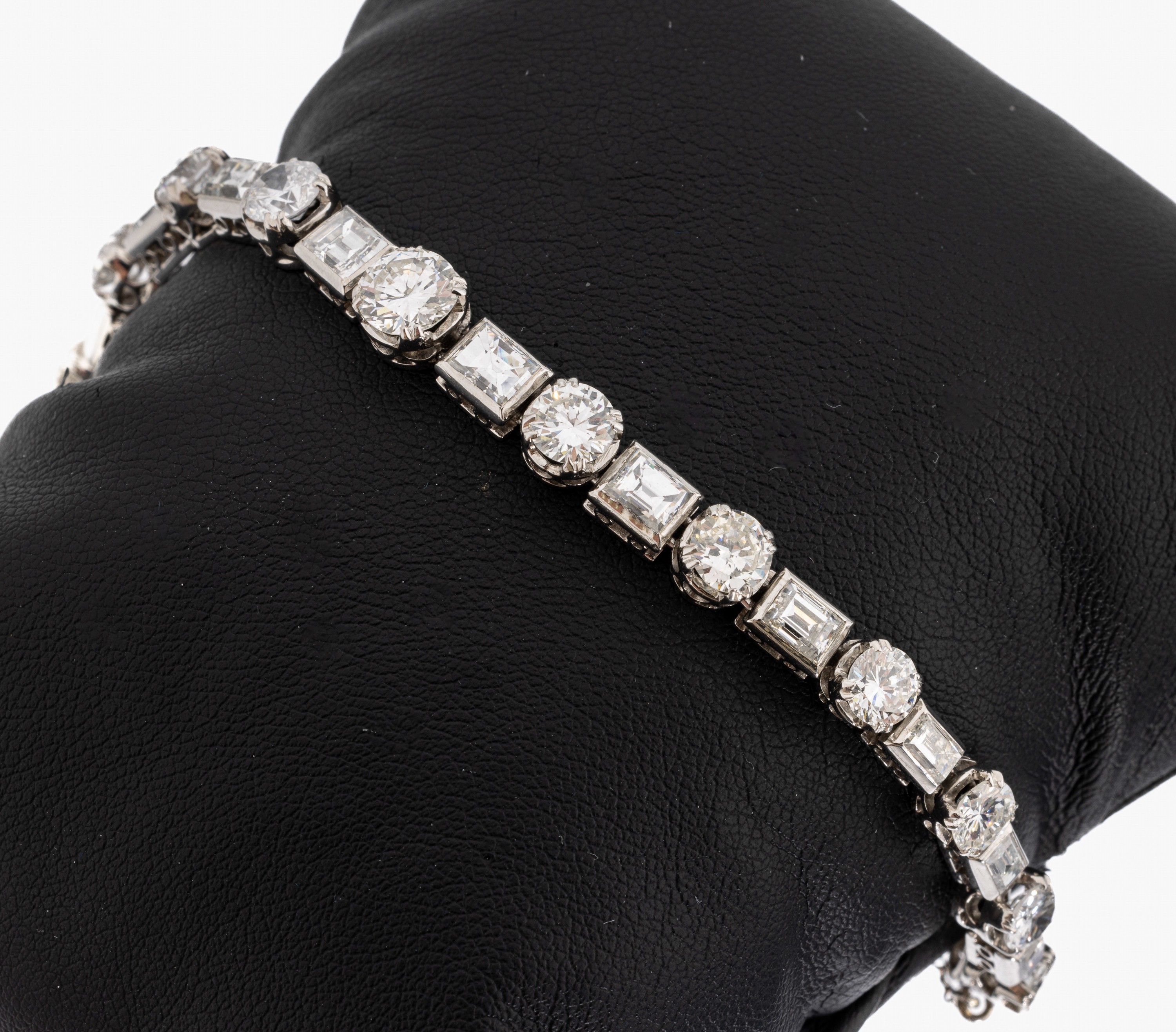 Prunkvolles Platin Diamant-Armband, um 1920, PT gepr., Unterkaderung, 40 Brillanten, Altschliff-Diamanten, -baguettes und -carrees zus. ca. 19 ct ...