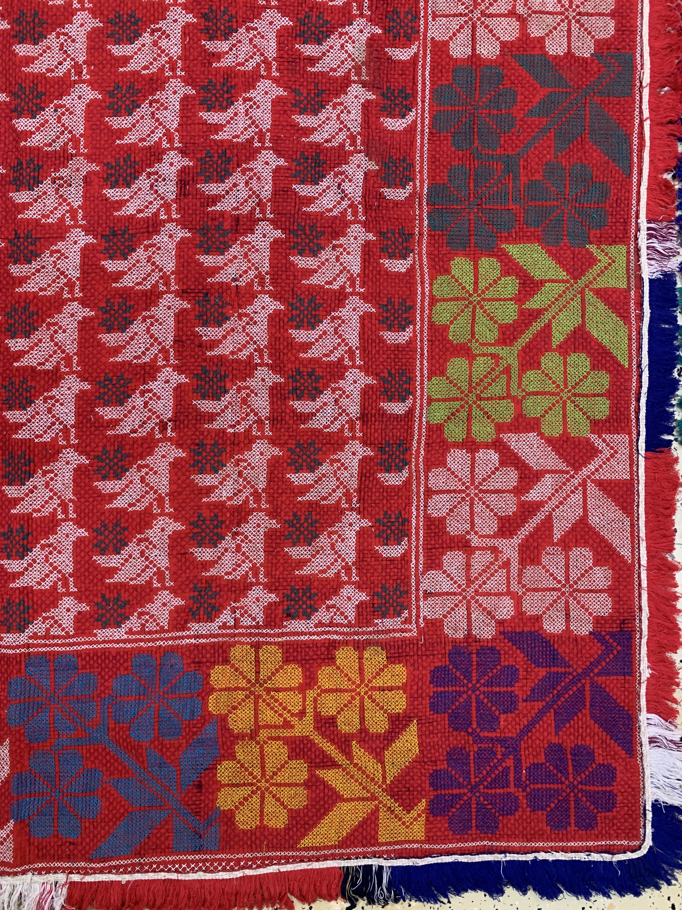 Detail a: 2 Lots Stickerei, Skandinavien, Anfang 20.Jhd, Wolle auf Wolle, ca. 200 x 130 cm, EHZ: 2