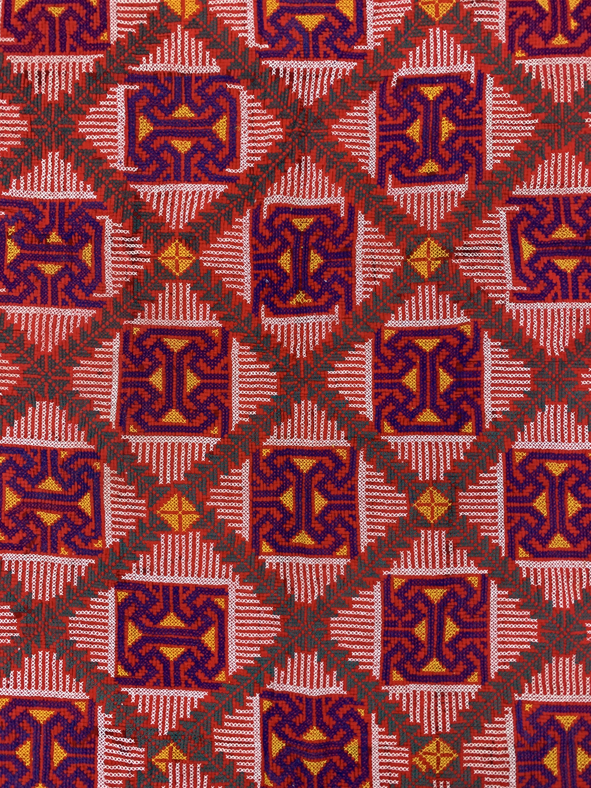 Detail e: 2 Lots Stickerei, Skandinavien, Anfang 20.Jhd, Wolle auf Wolle, ca. 200 x 130 cm, EHZ: 2