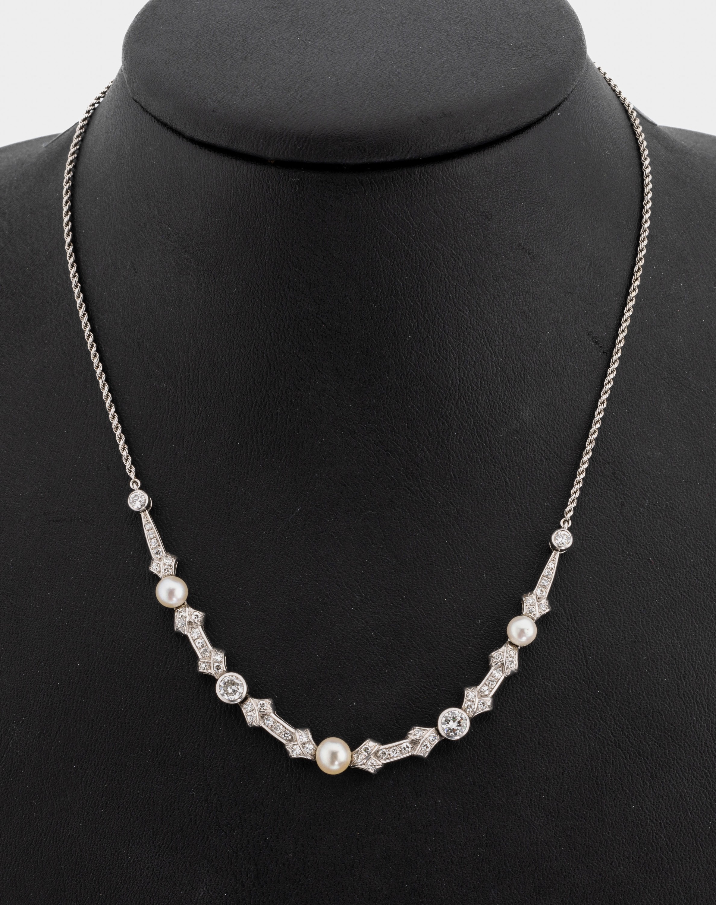 14 kt Gold Zuchtperl-Diamant-Collier, um 1930, WG 585/000, 54 Diamanten zus. ca. 0.60 ct Weiß-l.get.Weiß/si-p 1, 3 kl. Zuchtperlen D. ca. 5.6 mm, L ...
