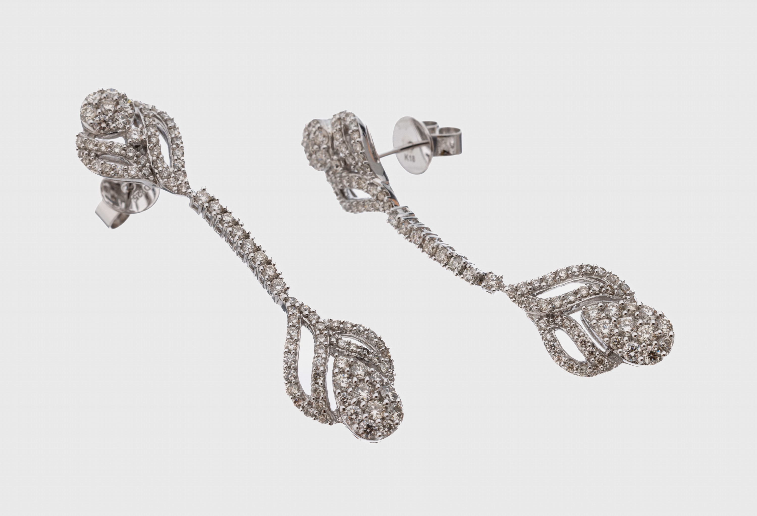 Paar 18 kt Gold Brillant-Ohrstecker, WG 750/000, beweglich gearbeitet, abstrakt florales Design, Brillanten zus. ca. 2.25 ct Weiß/si, ca. 10.1 g, ...