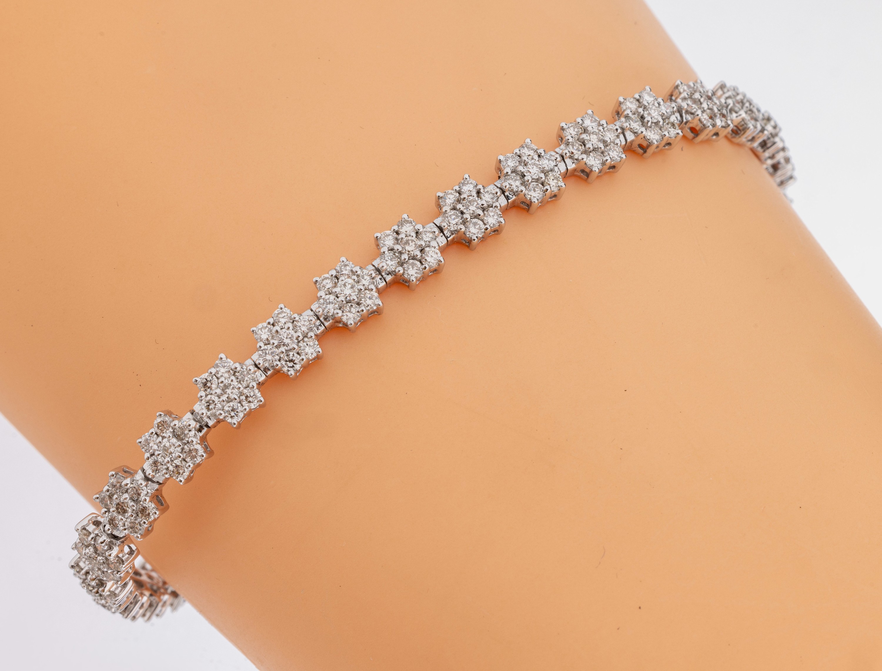 18 kt Gold Brillant-Armband, WG 750/000, 203 Brillanten zus. ca. 4.58 ct Weiß/si, L. ca. 18.5 cm, ca. 15.5 g Kastenschloss mit Sicherheitsbügel