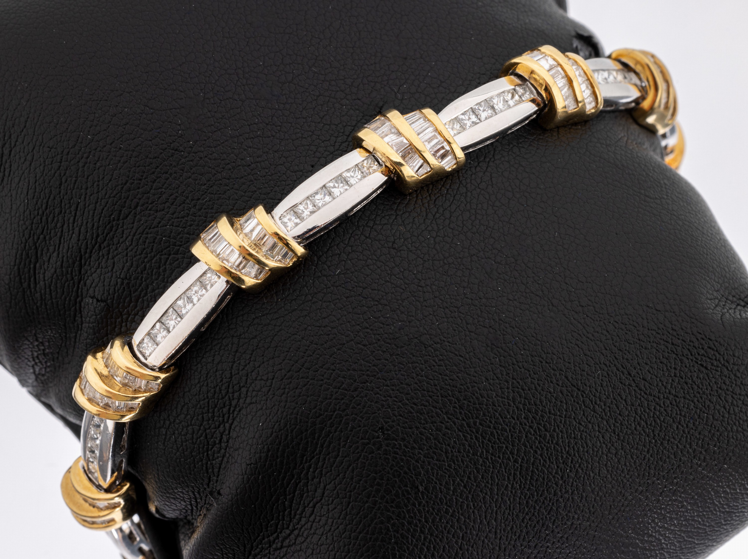 18 kt Gold Diamant-Armband, WG/GG 750/000, Diamanten in versch. Schliffformen zus. ca. 5.0 ct Weiß/si, L. ca. 18.5 cm, Kastenschloss mit ...