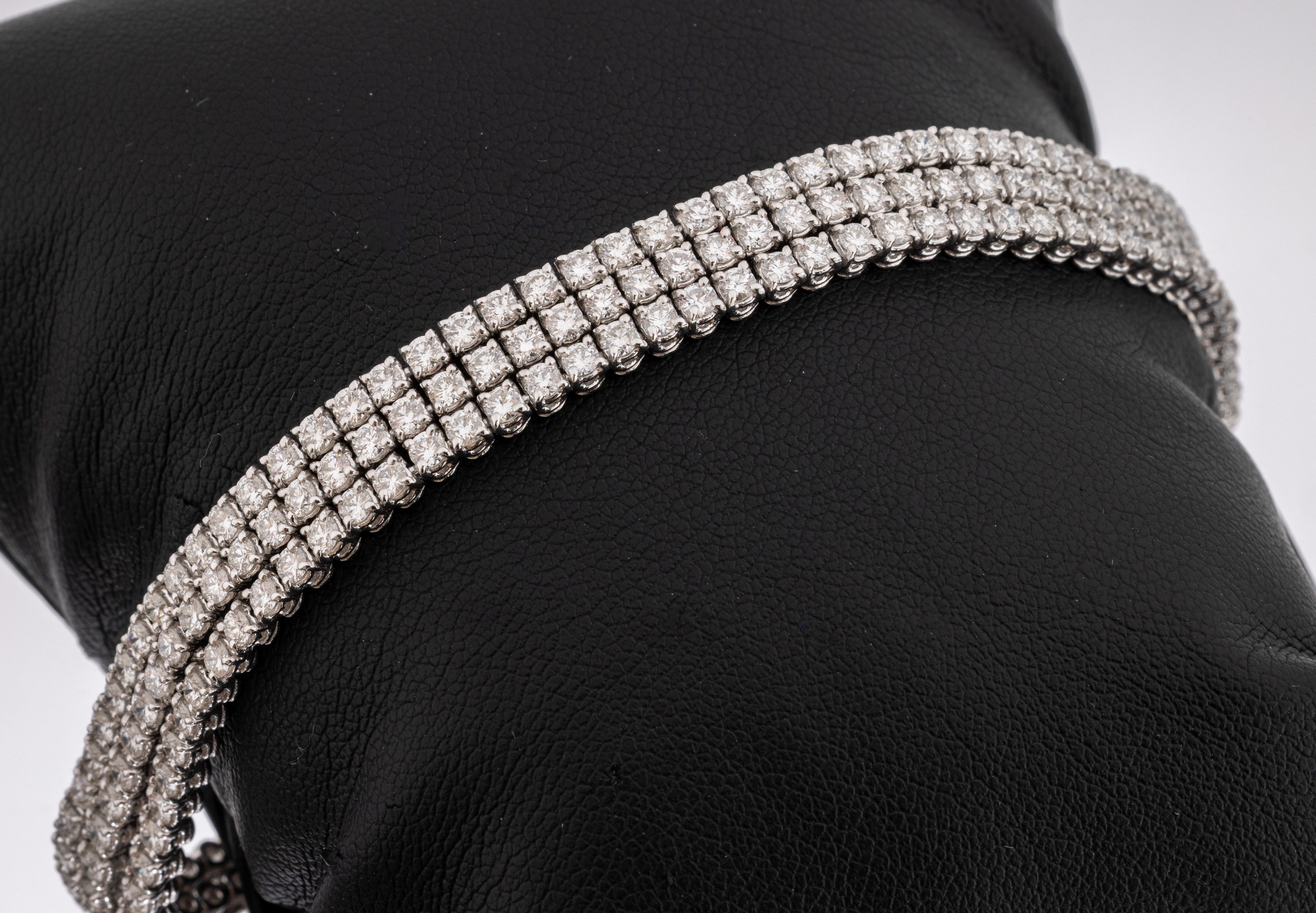 18 kt Gold Brillant-Armband, WG 750/000, 3 -rhg., 216 Brillanten zus. ca. 8.25 ct (grav.)feines Weiß/vs, L. ca. 18 cm, Kastenschloss mit ...