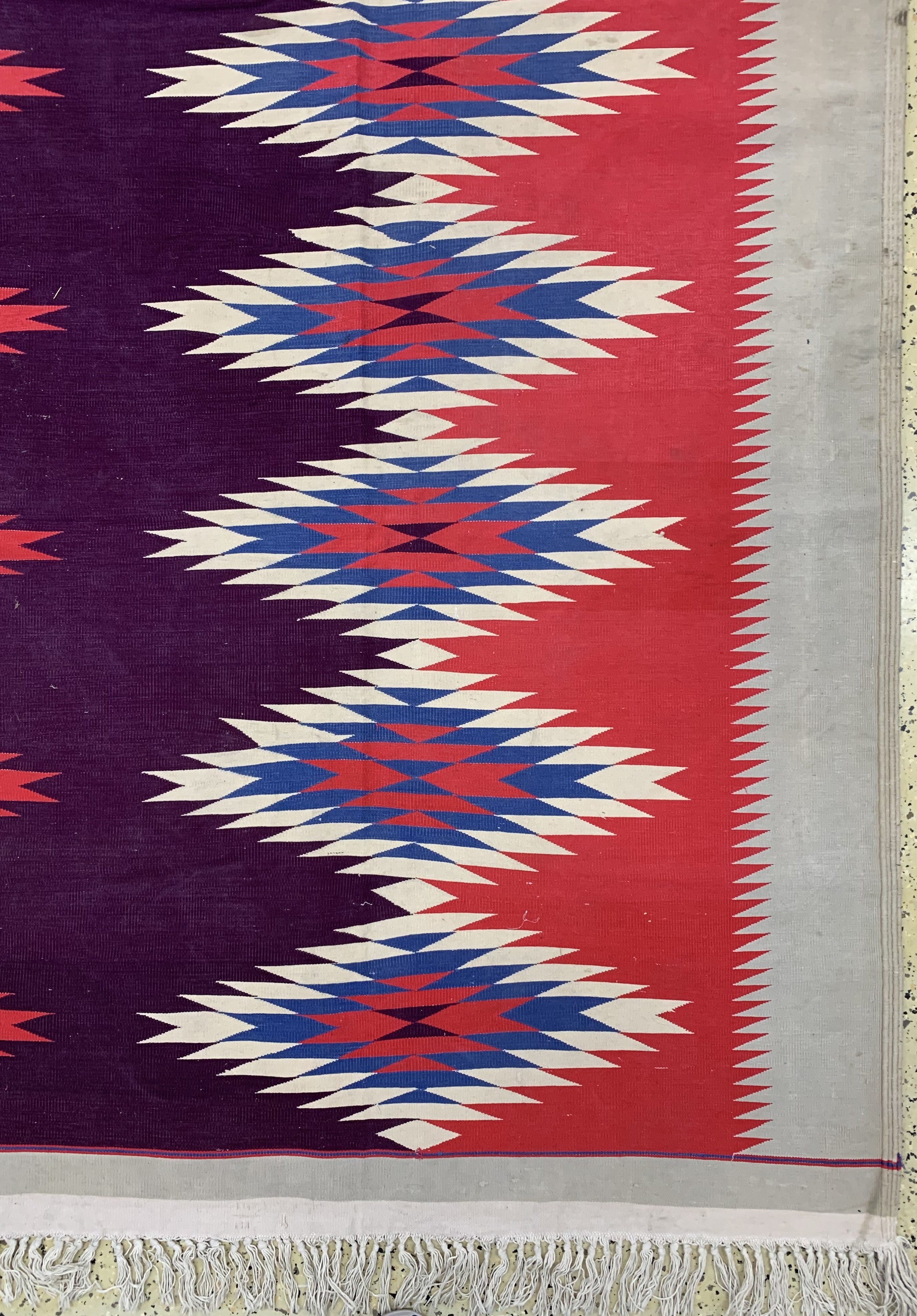 Detail a: Duri Kelim, Indien, Mitte 20.Jhd, merzerisierte Baumwolle, ca. 490 x 280 cm, Reinigungsbedürftig, EHZ: 2