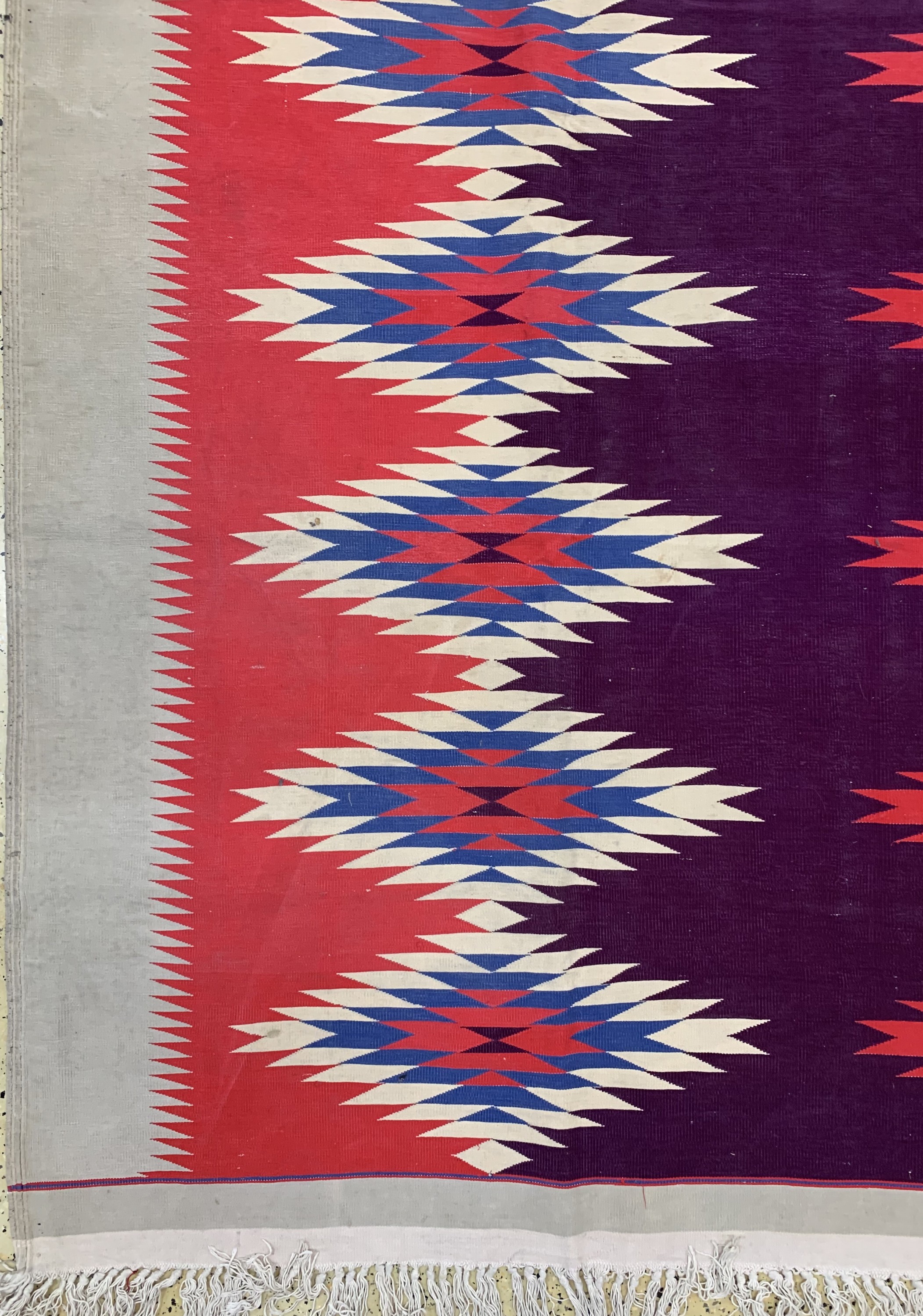 Detail b: Duri Kelim, Indien, Mitte 20.Jhd, merzerisierte Baumwolle, ca. 490 x 280 cm, Reinigungsbedürftig, EHZ: 2