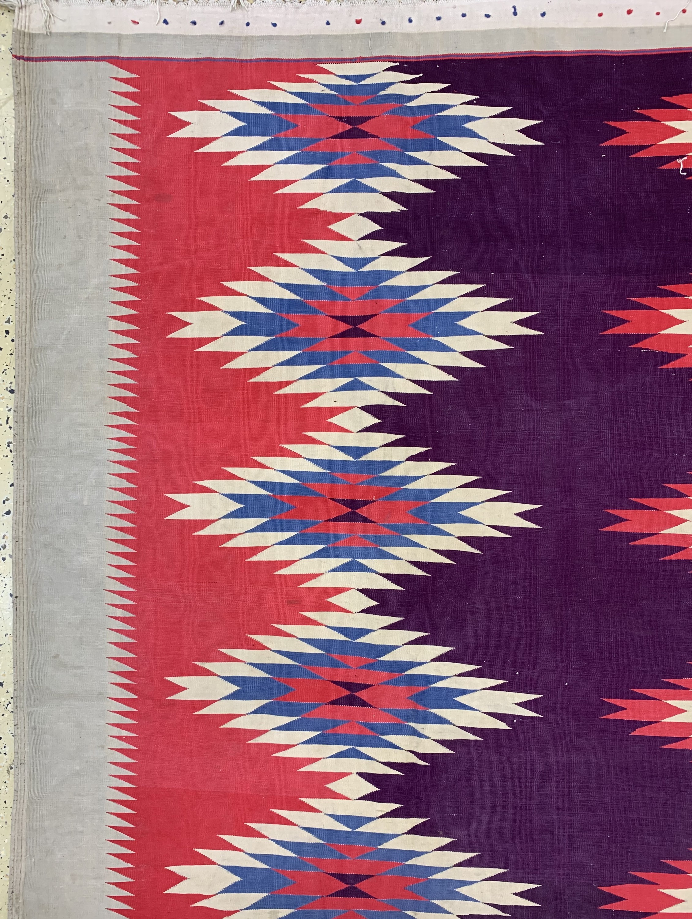 Detail d: Duri Kelim, Indien, Mitte 20.Jhd, merzerisierte Baumwolle, ca. 490 x 280 cm, Reinigungsbedürftig, EHZ: 2