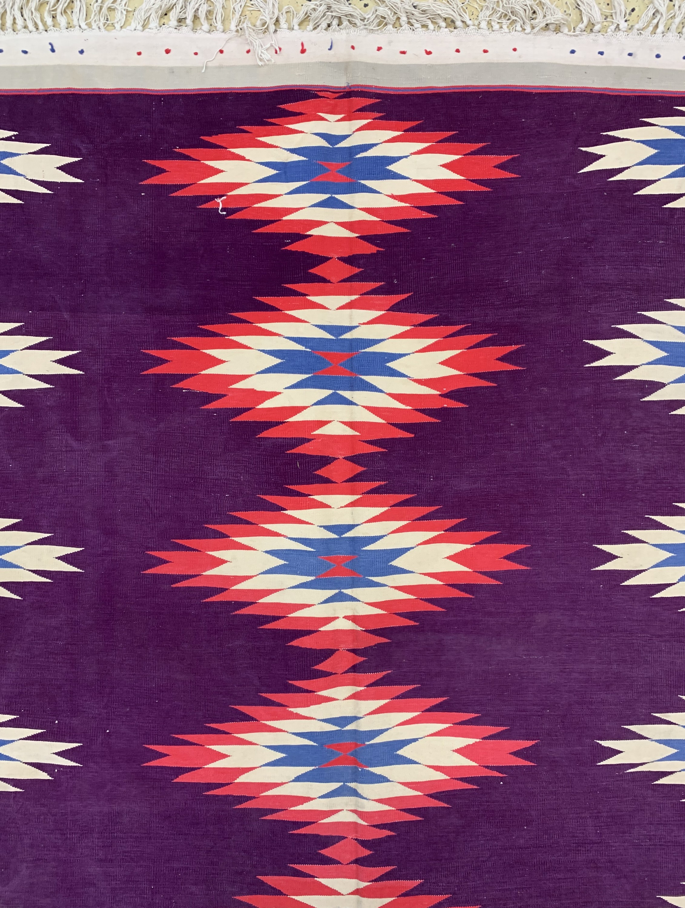 Detail e: Duri Kelim, Indien, Mitte 20.Jhd, merzerisierte Baumwolle, ca. 490 x 280 cm, Reinigungsbedürftig, EHZ: 2